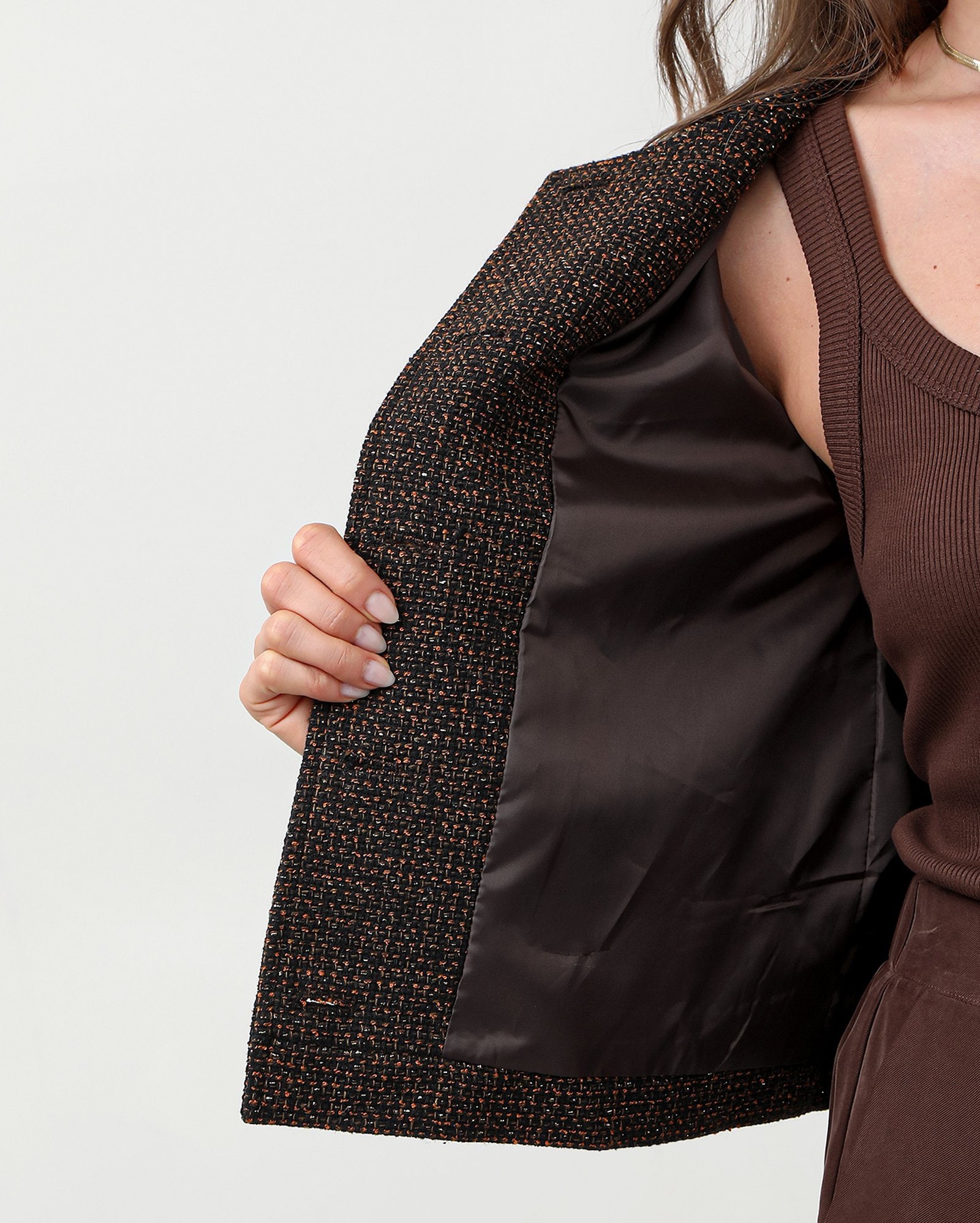 Casaco feminino em tweed bolsos frontais marrom — foto 7