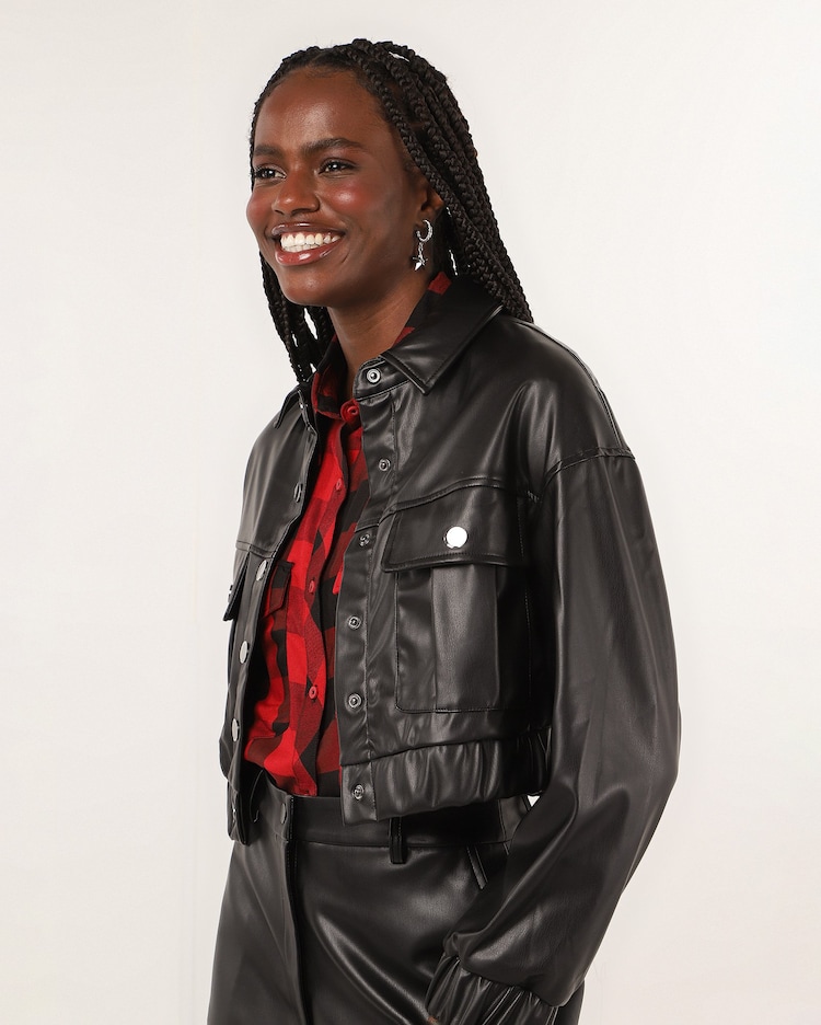 Riachuelo Jaqueta cropped feminina em poliuretano com bolsos Vinho