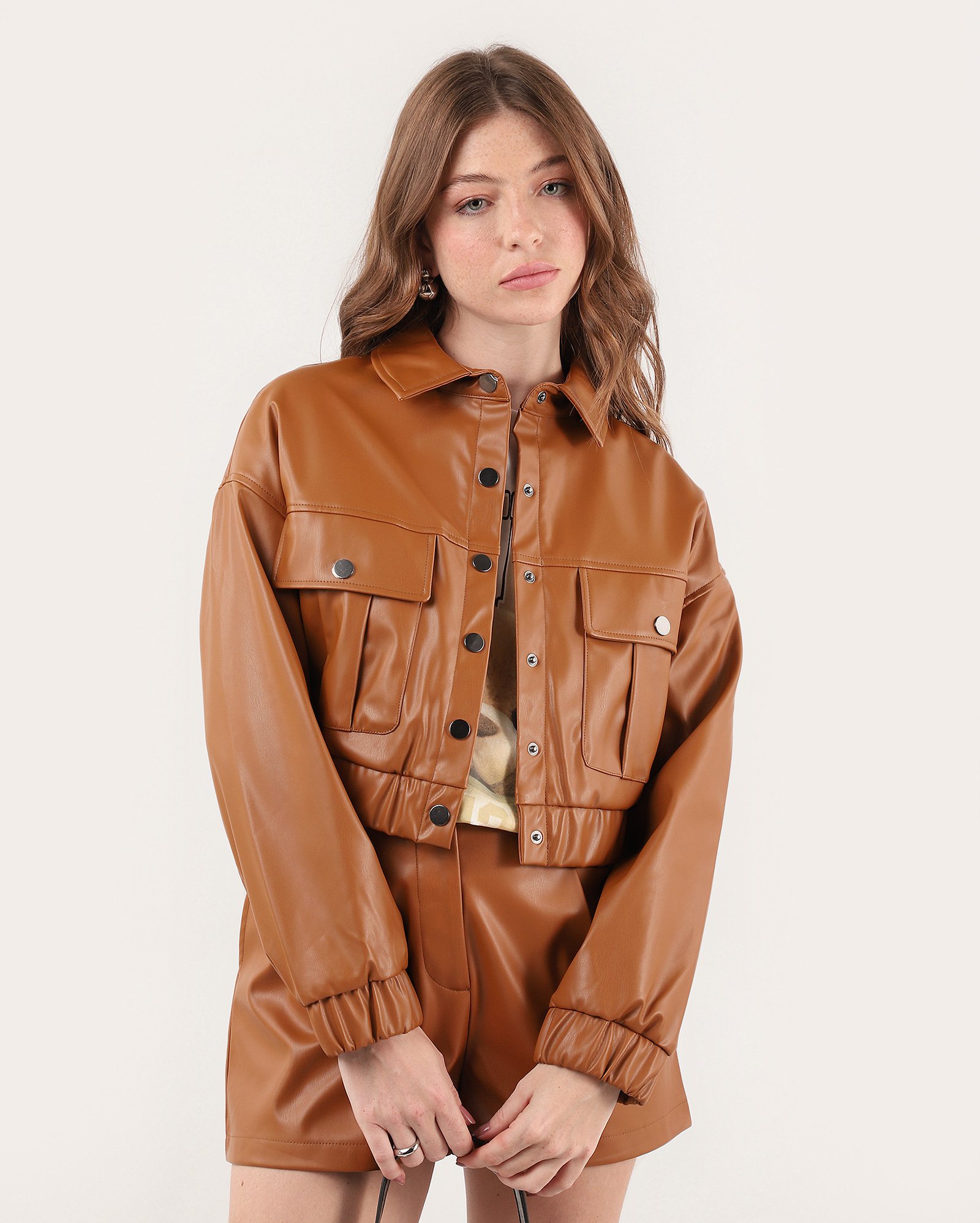 Jaqueta cropped feminina em poliuretano com bolsos - Marrom Claro