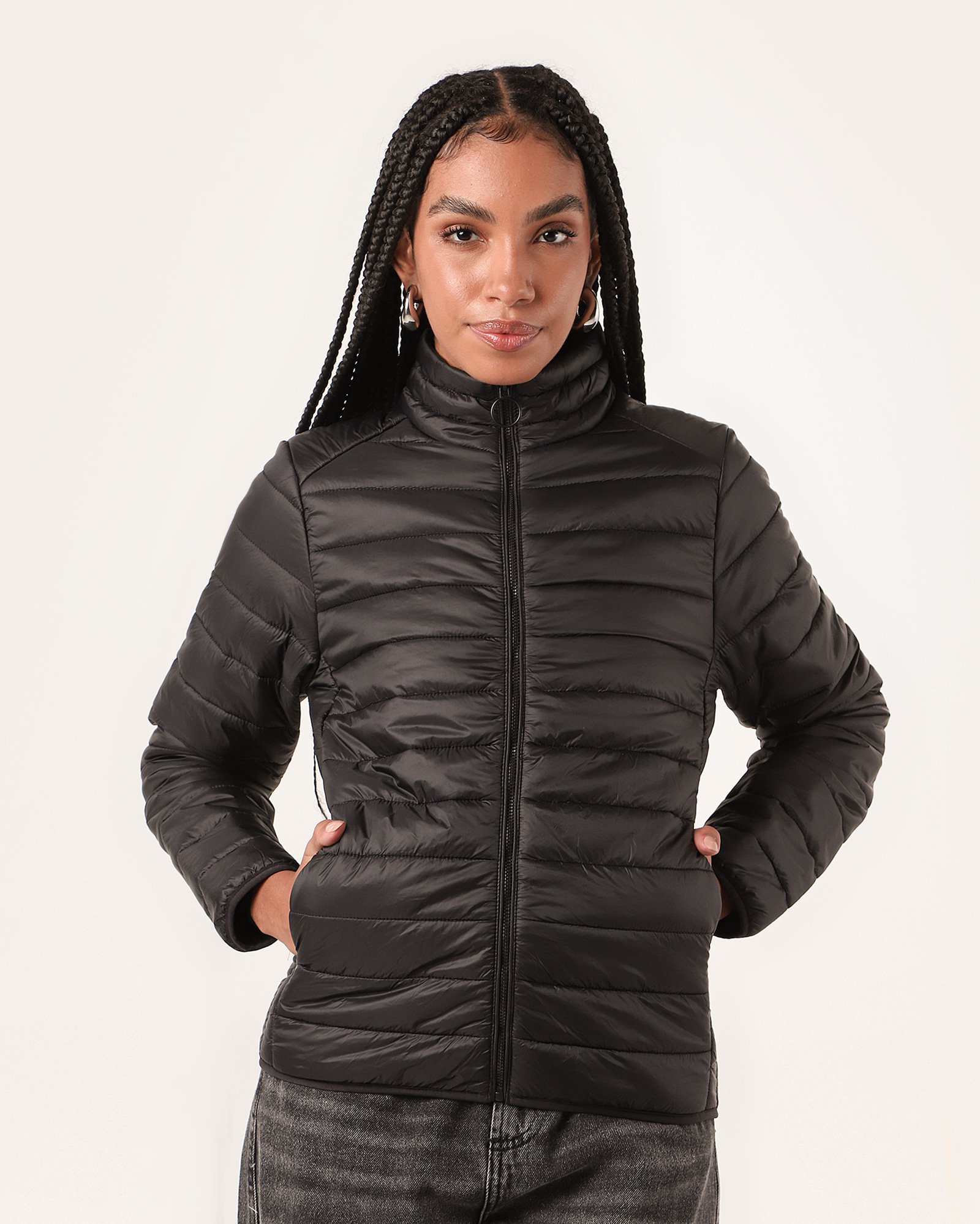 Jaqueta feminina puffer gola alta + sacola - Preto | Pool Basics