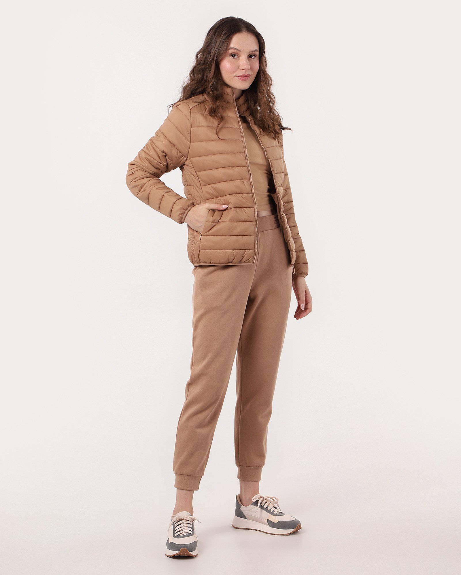 Jaqueta feminina puffer gola alta + sacola - Marrom Claro | Pool Basics
