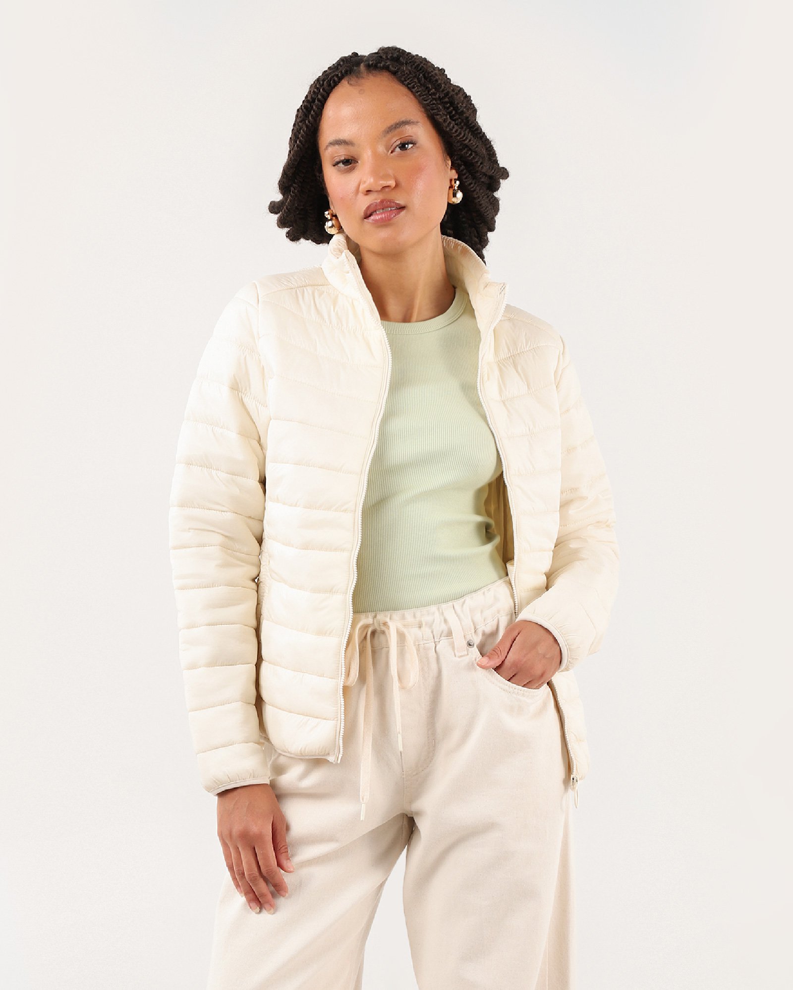 Jaqueta feminina puffer gola alta + sacola - Bege Claro | Pool Basics