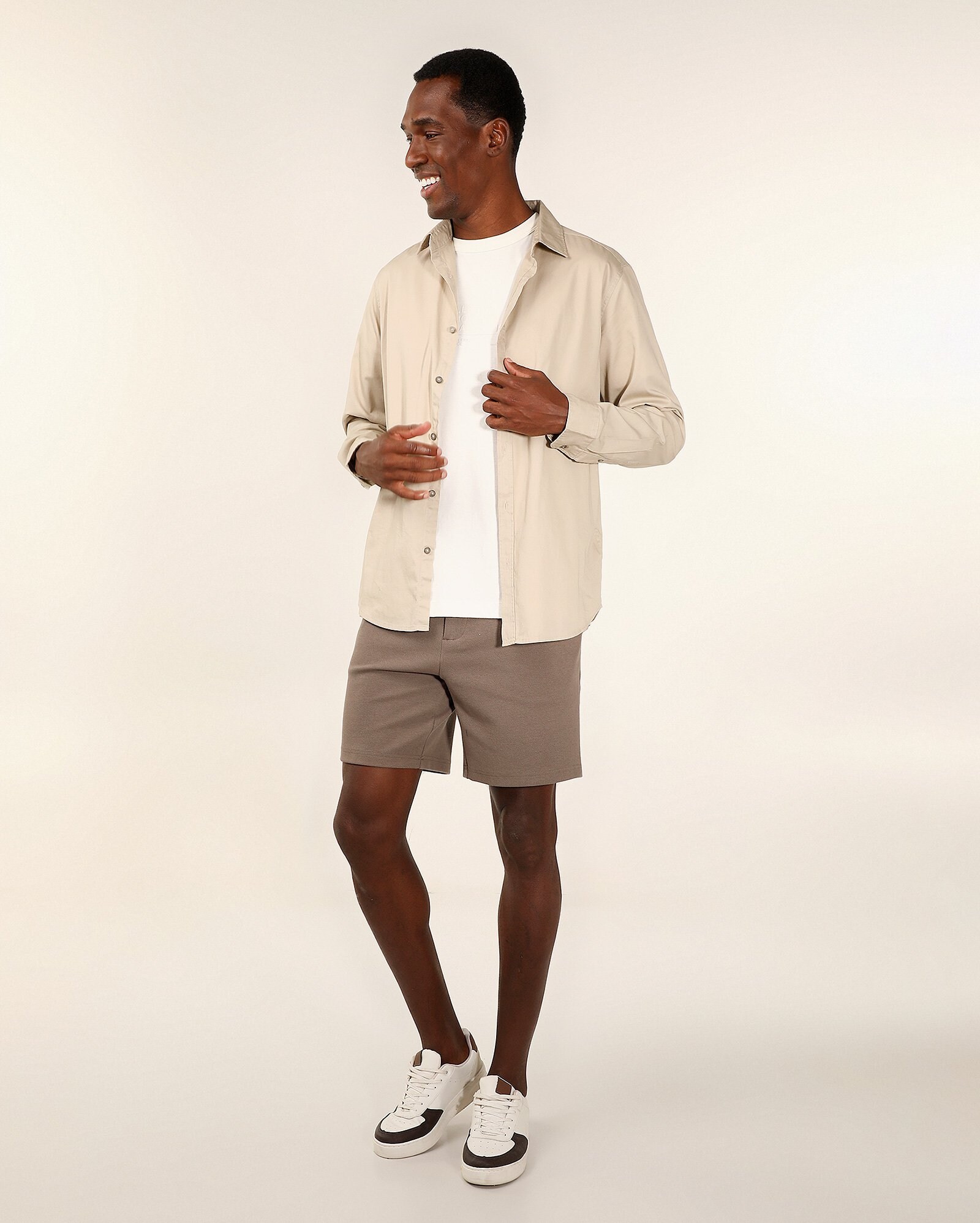 Bermuda masculina regular alfaiatada - Marrom Claro