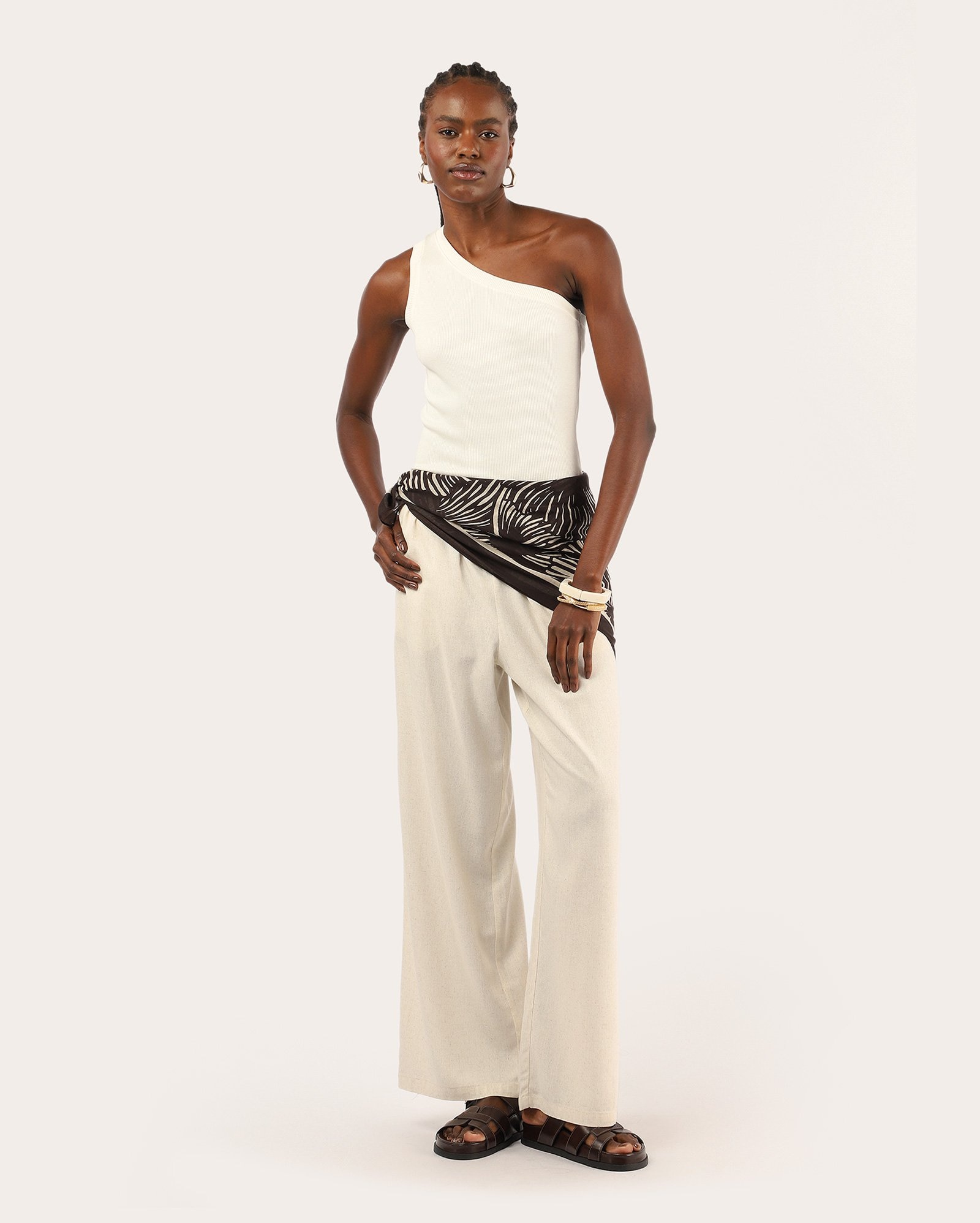 Calça feminina relaxed em viscolinho bege