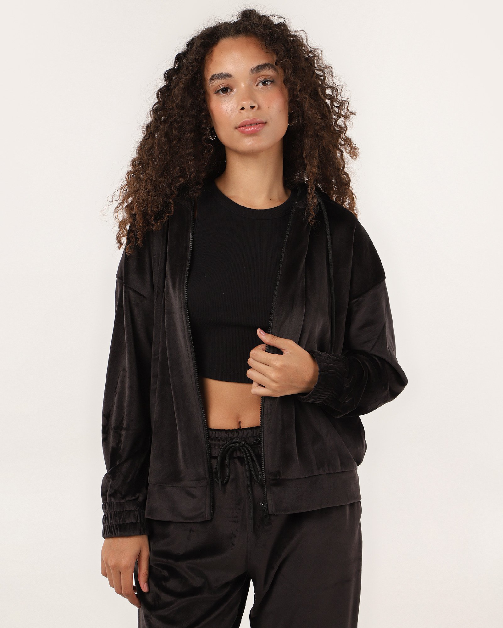 Blusa de moletom feminina com capuz Zoe veludo preta | Pool Basics