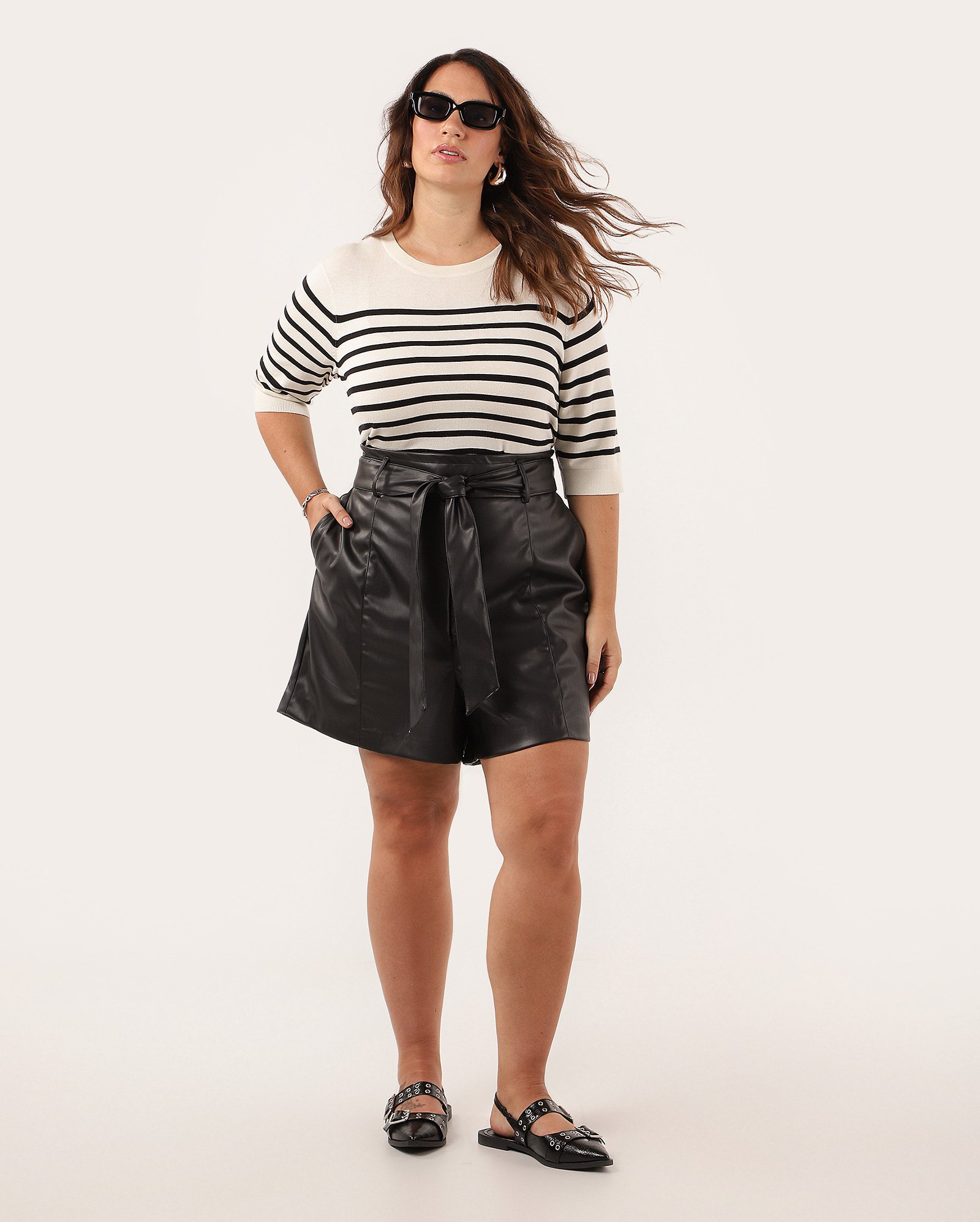 Short plus size feminino clochard poliuretano preto | AK Plus by Riachuelo