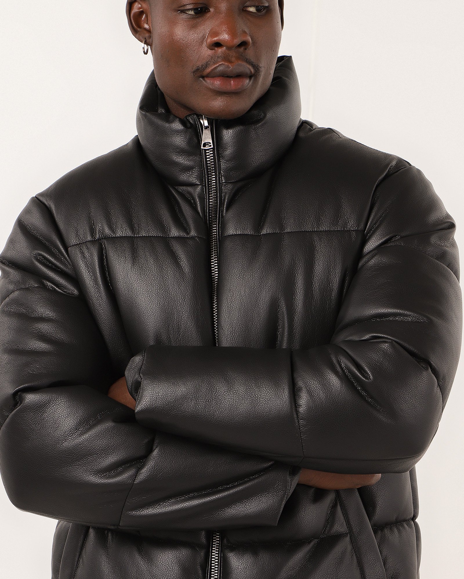 Jaqueta masculina puffer gola alta poliuretano preta | Pool