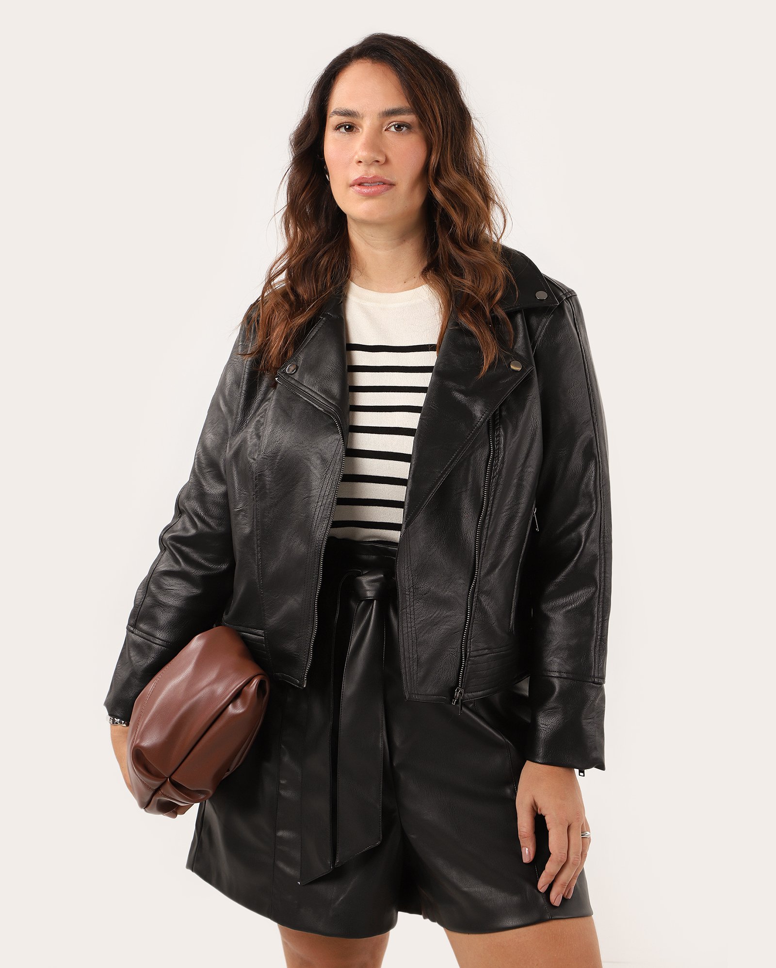 Jaqueta plus size feminina biker em poliuretano preta | AK Plus by Riachuelo