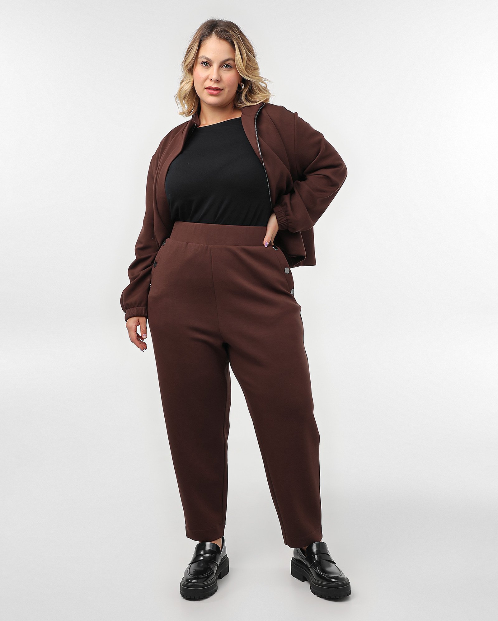 Calça de moletom plus size feminina cós elástico marrom | AK Plus by Riachuelo
