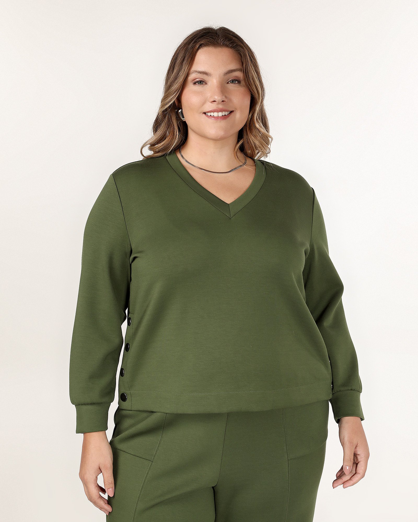 Blusa plus size feminina com botões laterais verde | AK Plus by Riachuelo