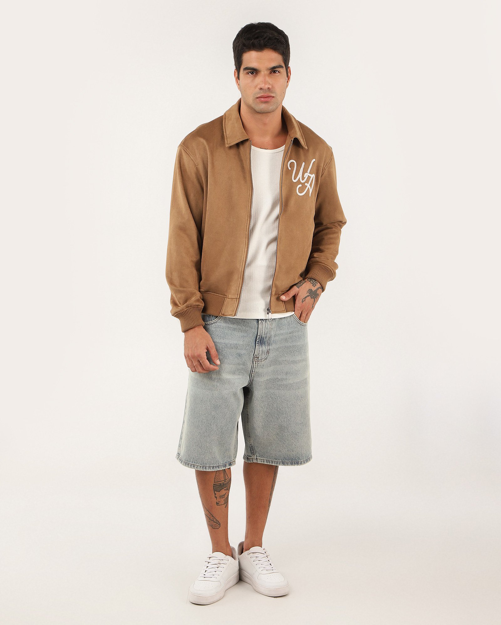 Jaqueta masculina em suede com bolsos e lettering marrom | Pool