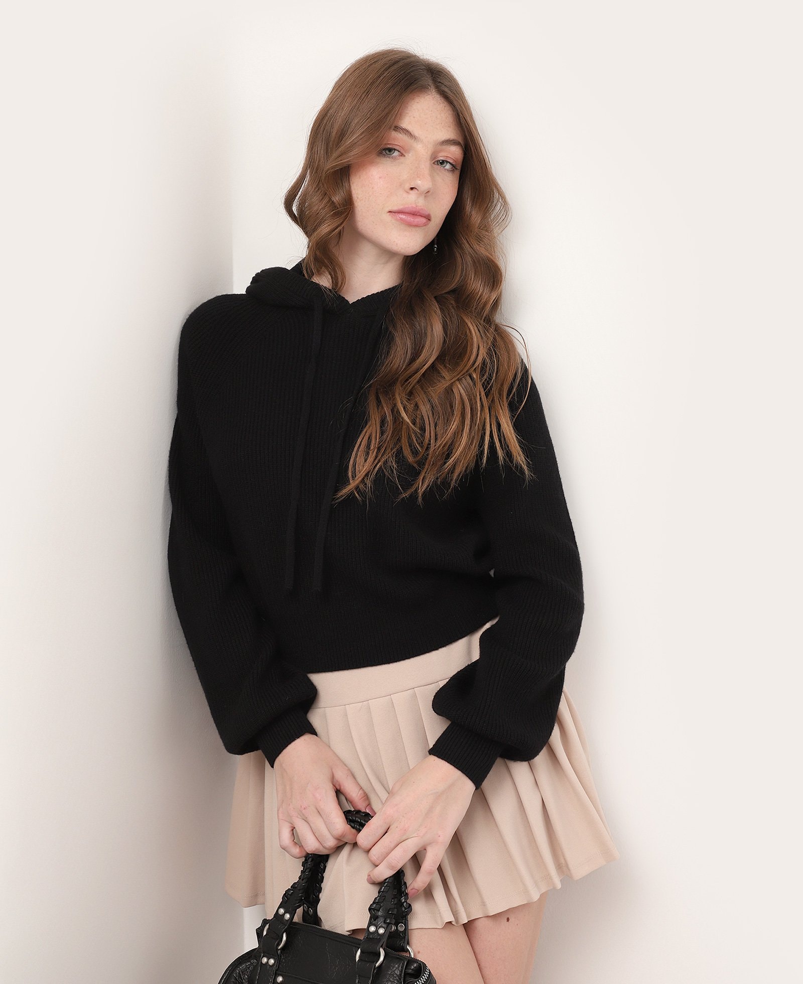 Blusa feminina de tricot com capuz preta | Pool