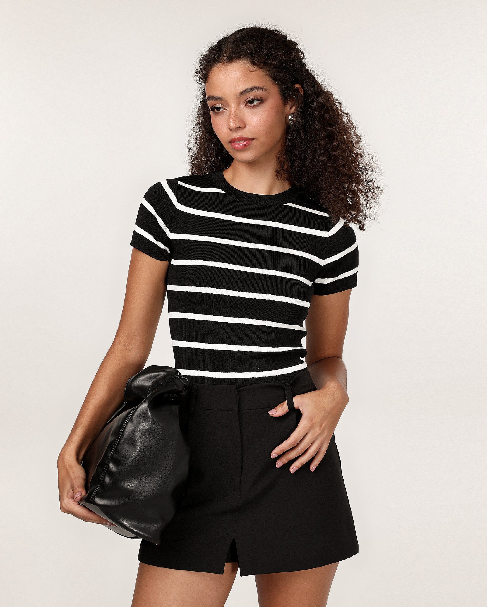 Camiseta feminina em malha canelada listrada - Preto | Pool Basics