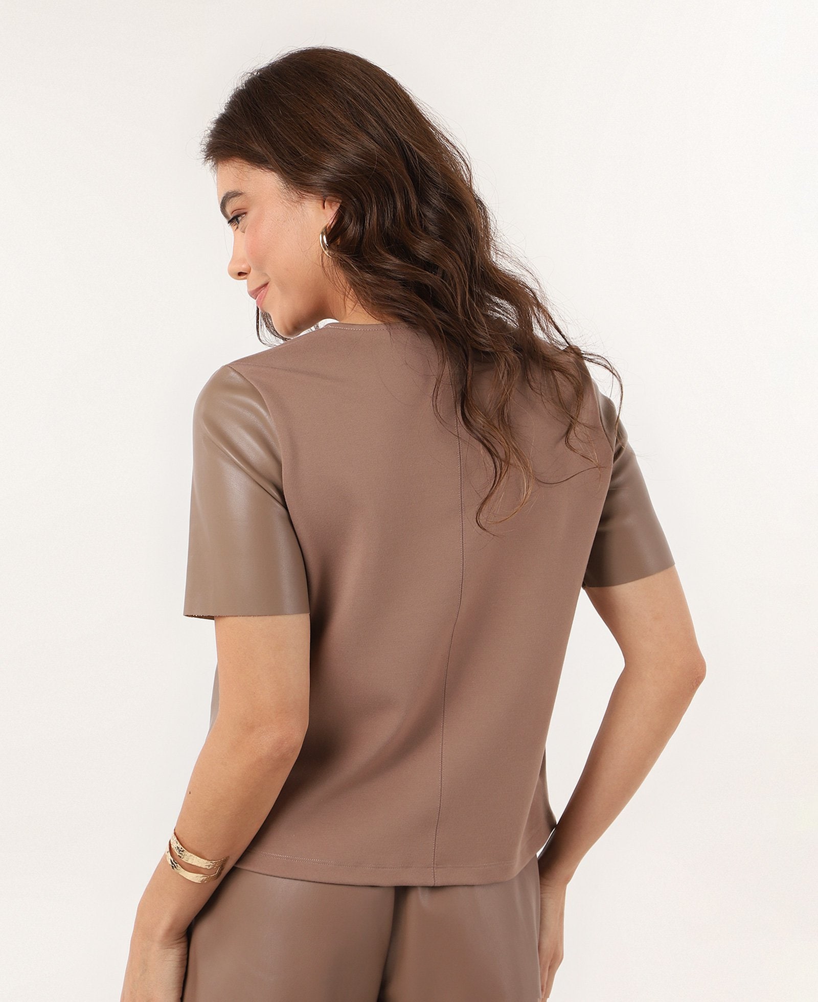 Blusa feminina de poliuretano Leca manga curta - Marrom Claro | AK — foto 5