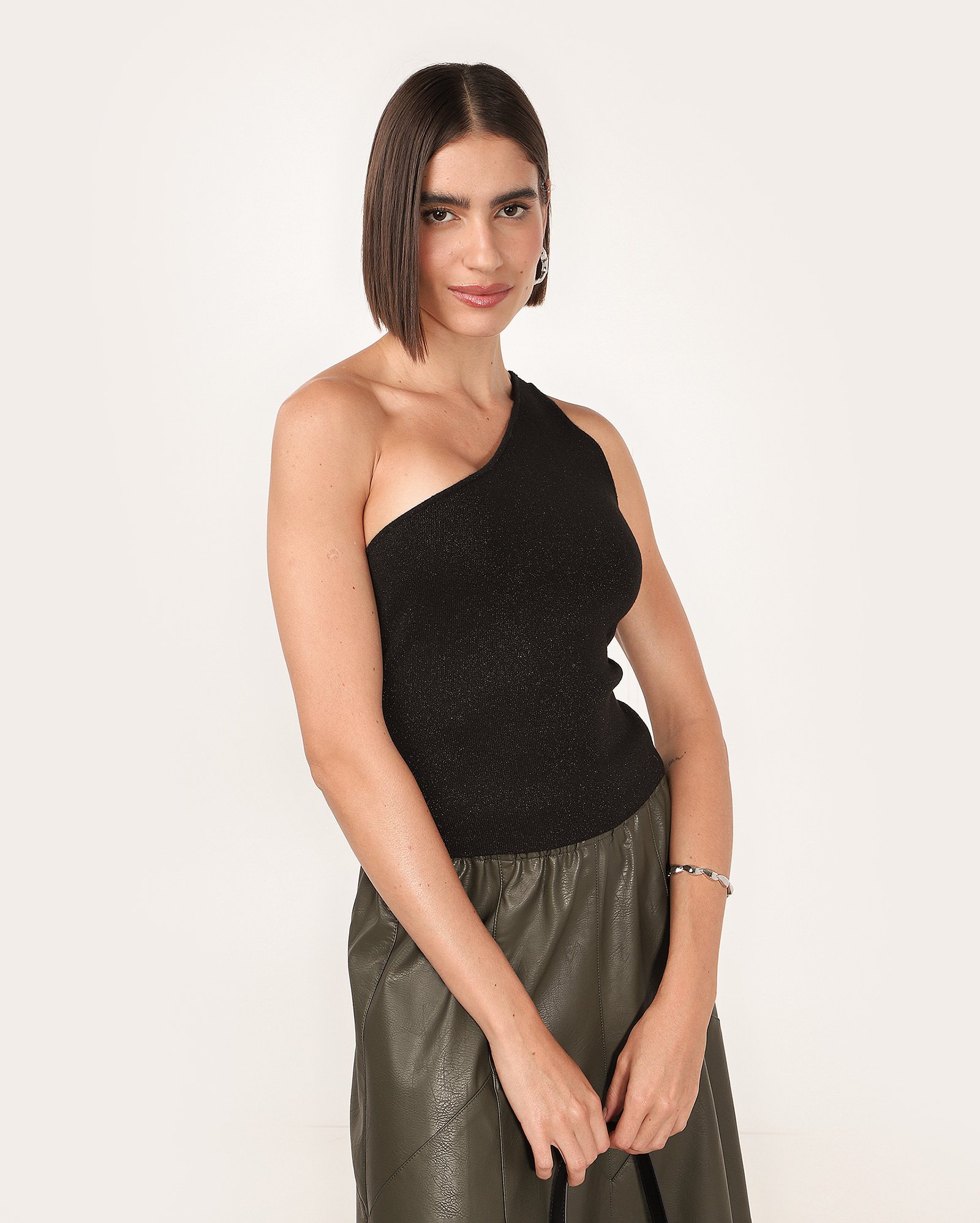 Regata feminina ombro único em tricot brilho preta