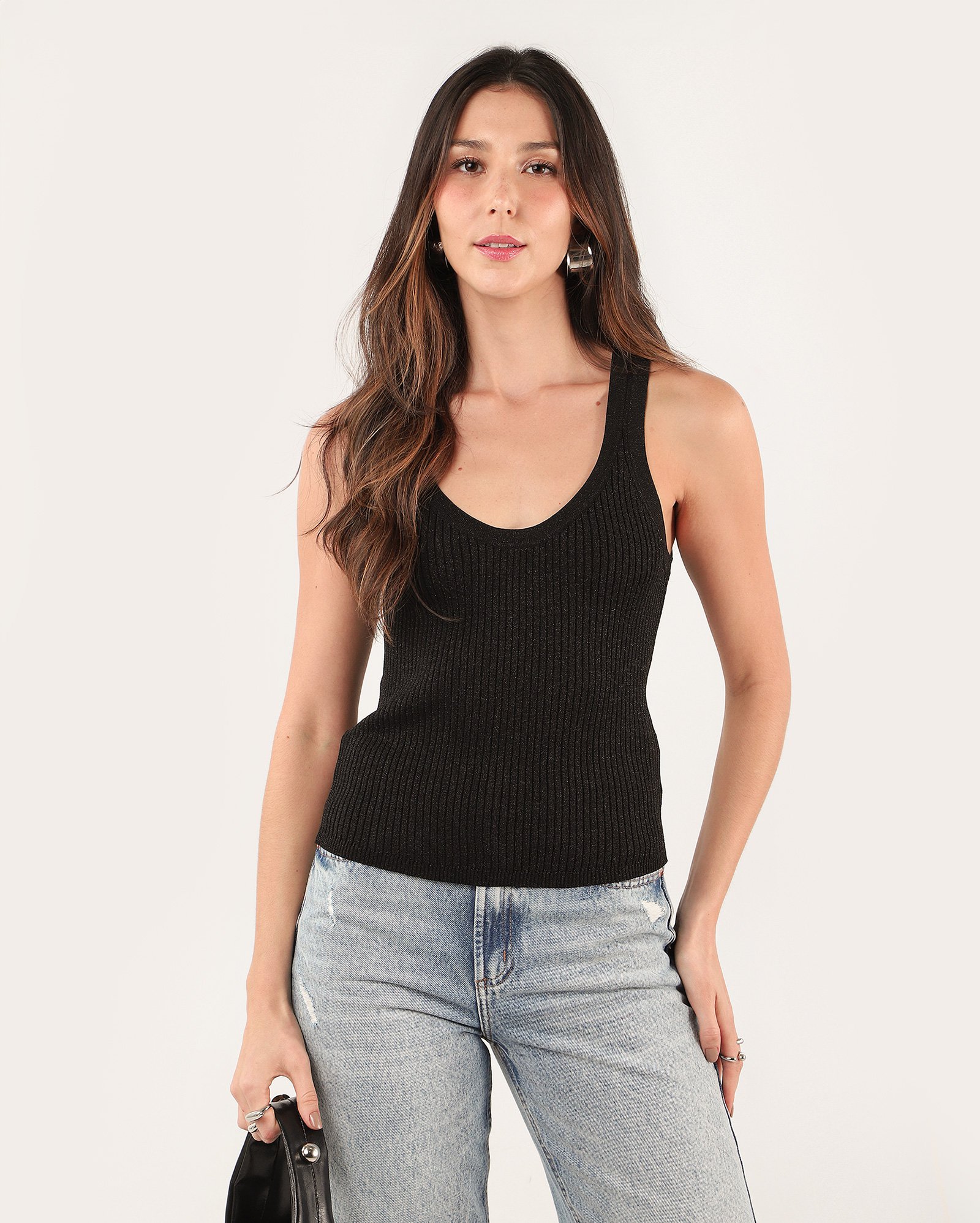 Regata feminina canelada fios brilhosos preta