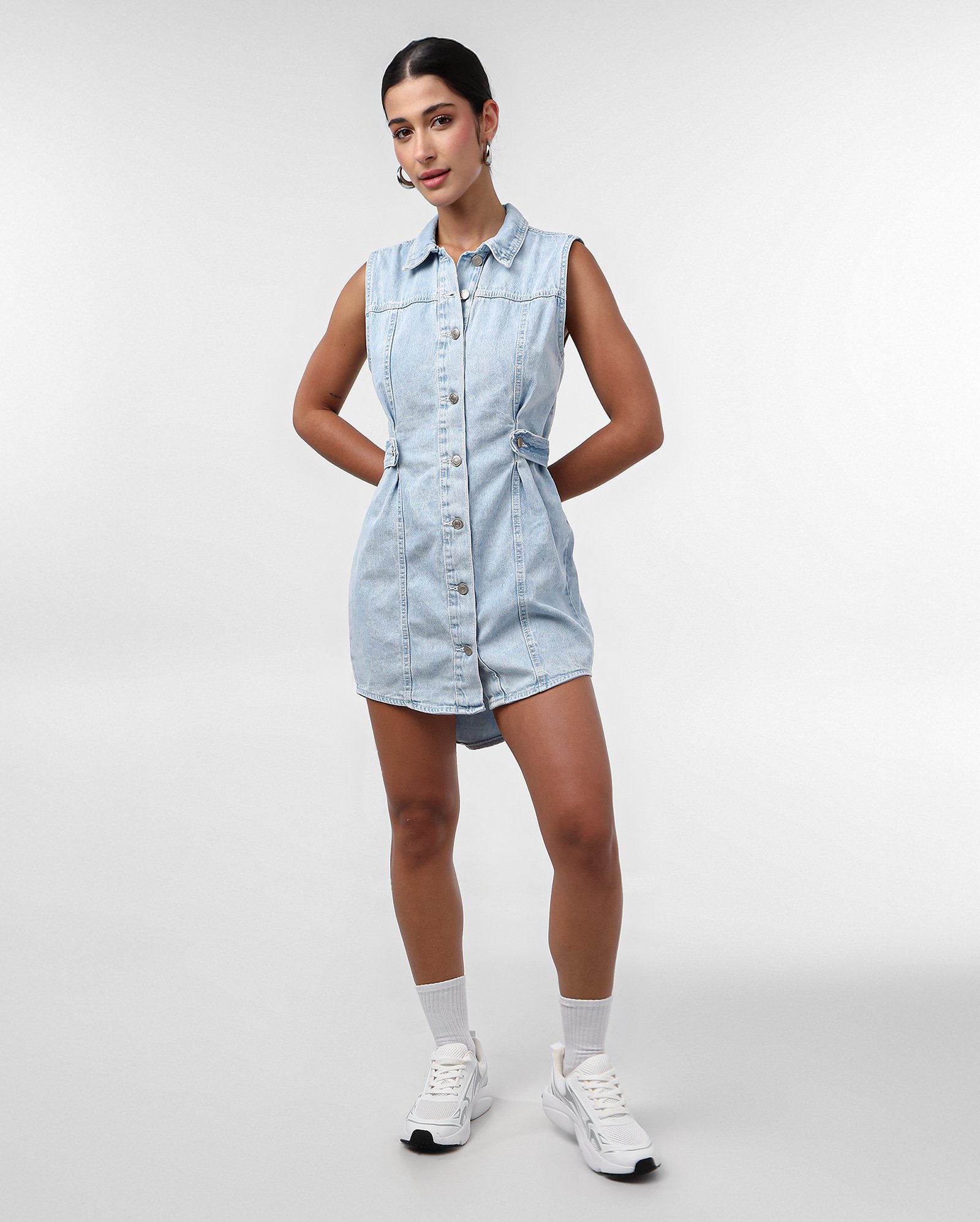 Vestido jeans curto com gola e acinturado denim claro | Pool Jeans