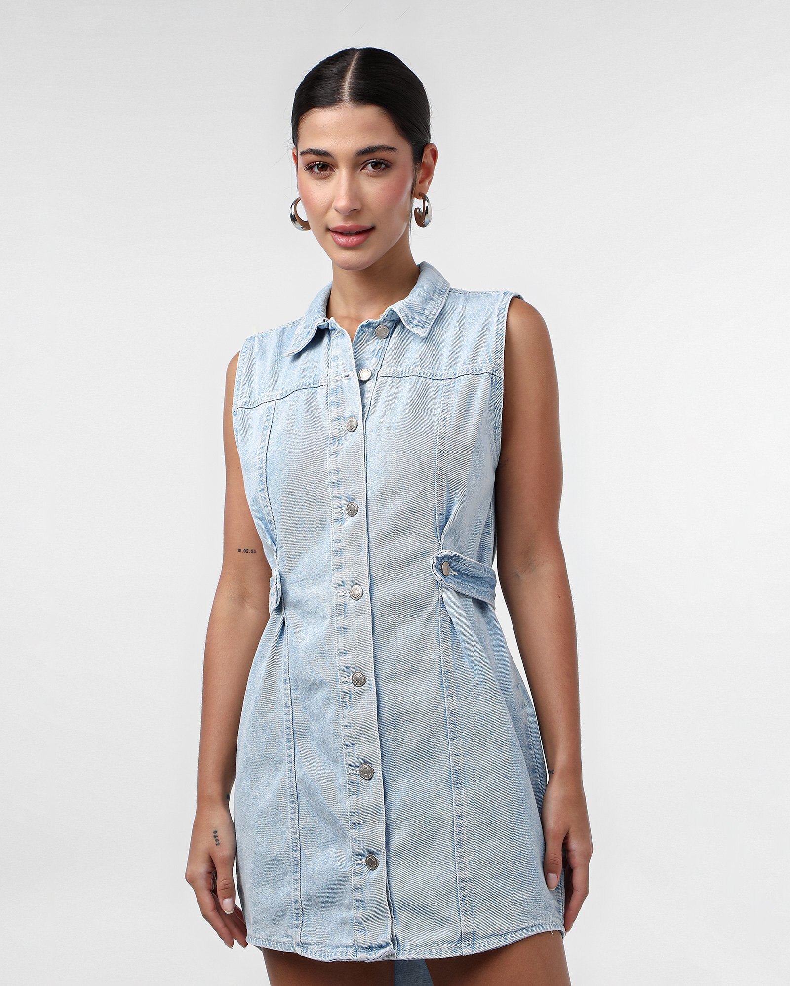 Vestido jeans curto com gola e acinturado denim claro | Pool Jeans