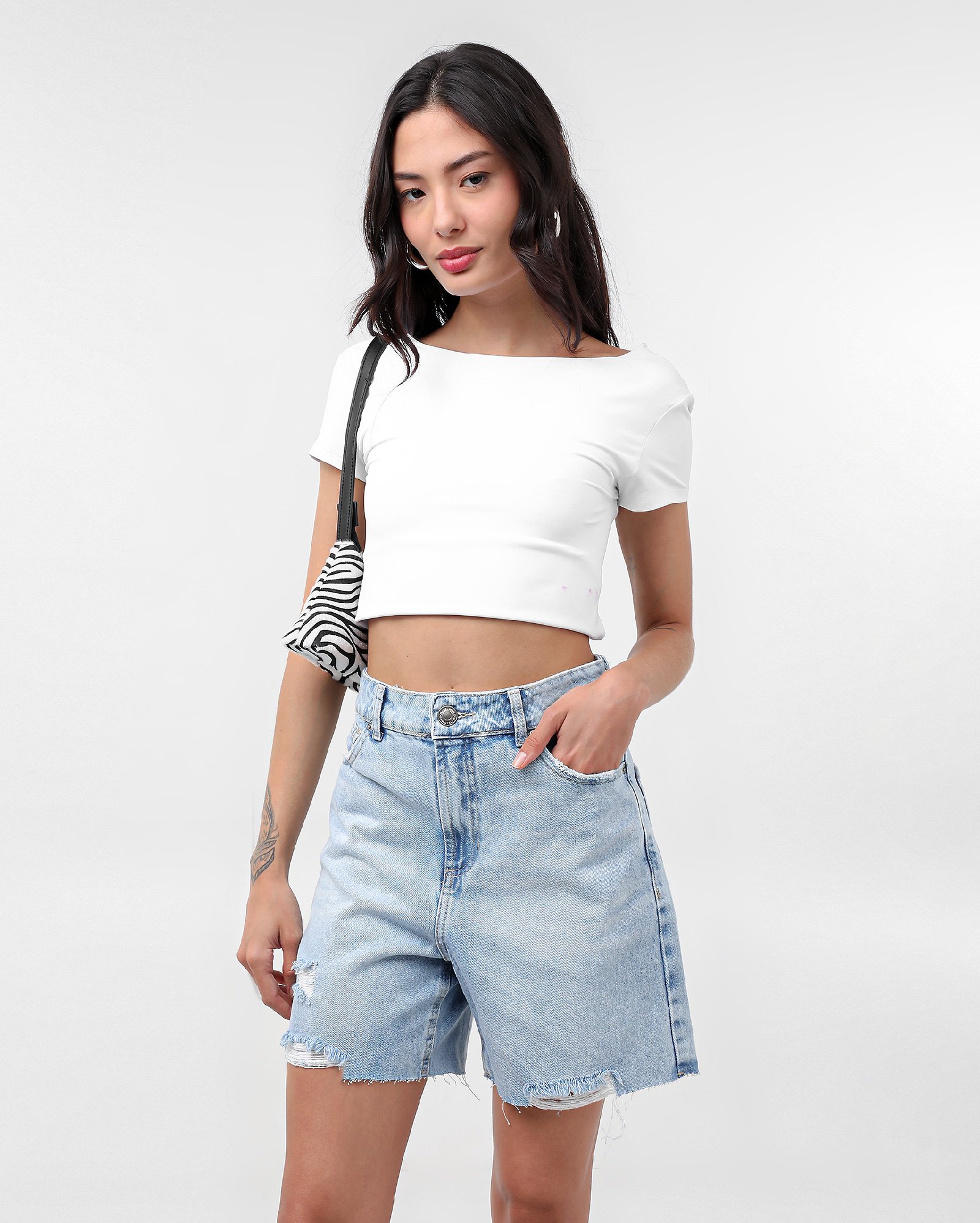 Bermuda jeans feminina com barra desfiada - Jeans Claro | Pool Jeans