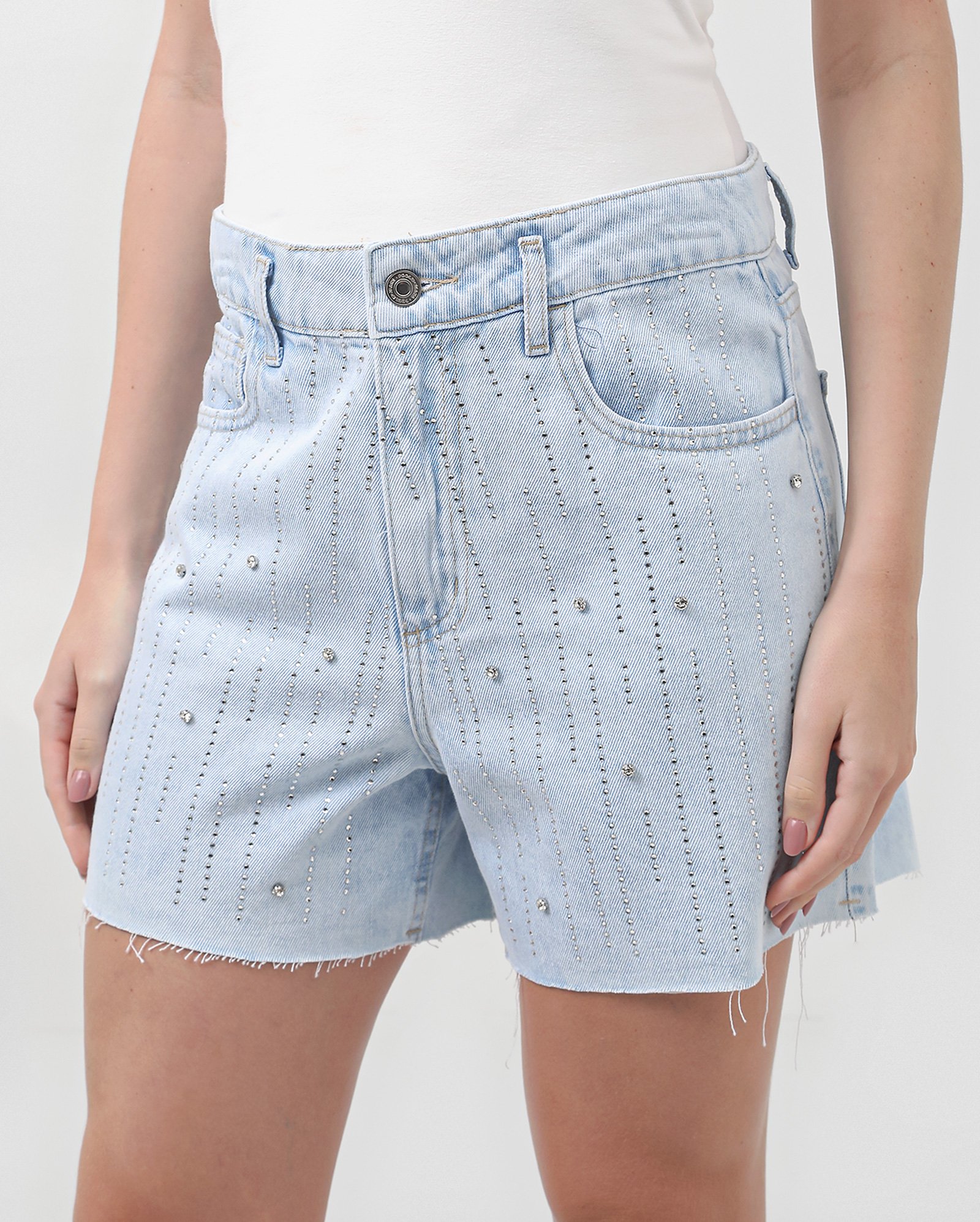 Short jeans feminino regular cintura alta com pedrarias denim claro | Pool Jeans