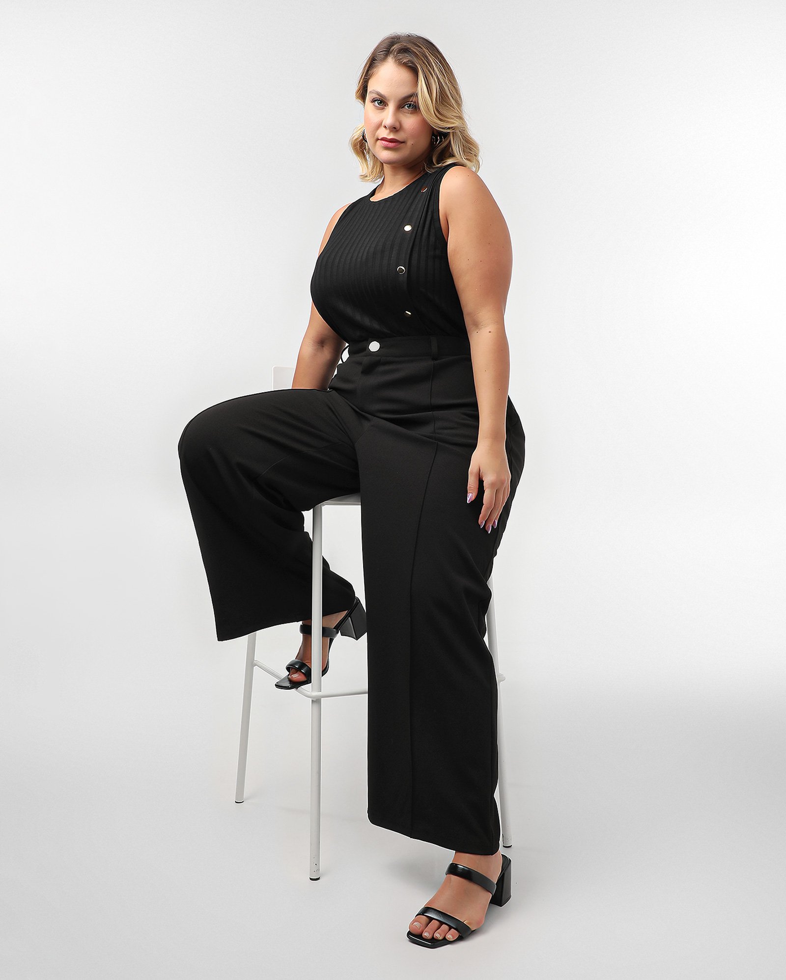 Calça plus size feminina reta com nervuras preta | AK Plus by Riachuelo
