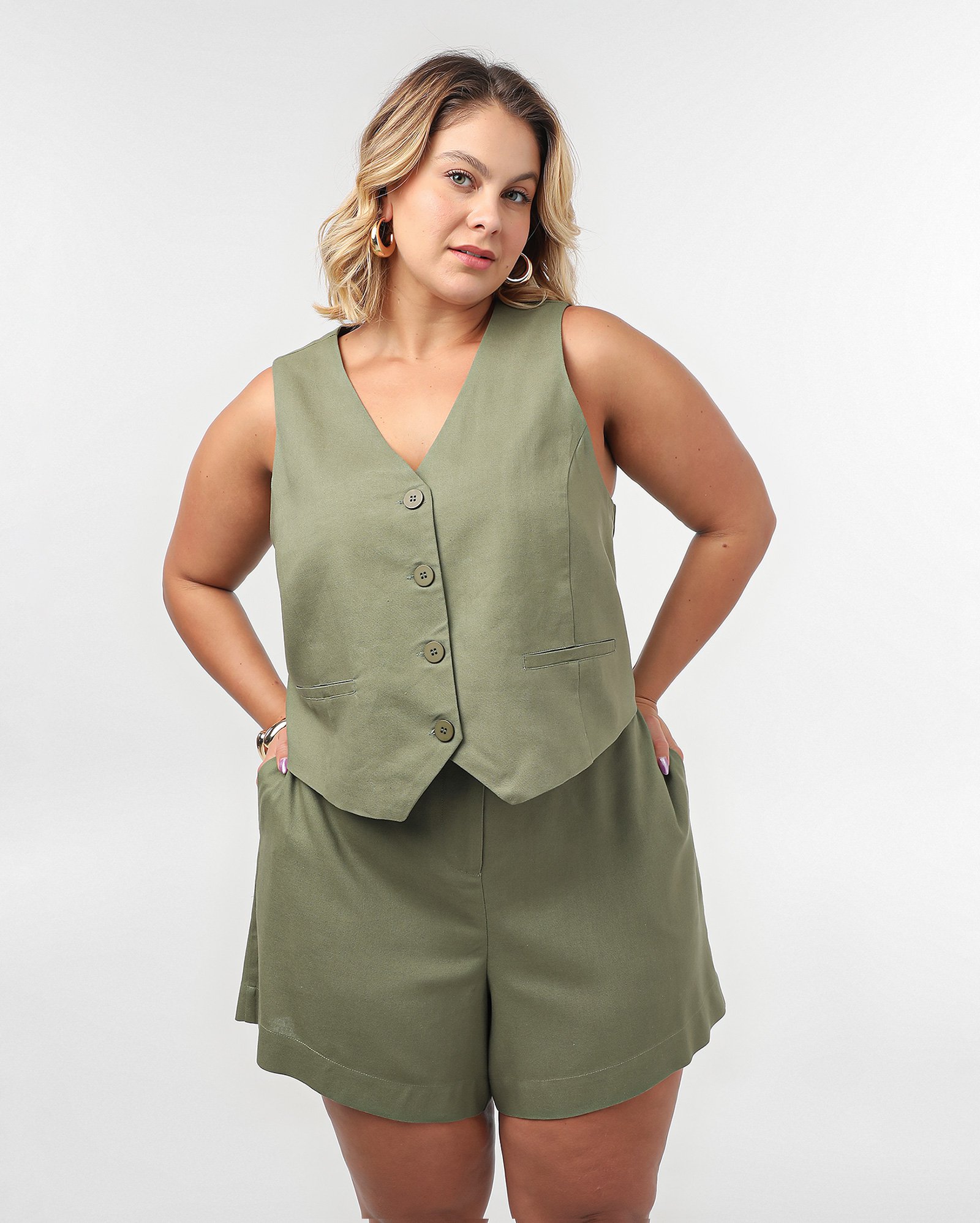 Short plus size feminino em viscolinho liso + cinto verde | AK Plus by Riachuelo