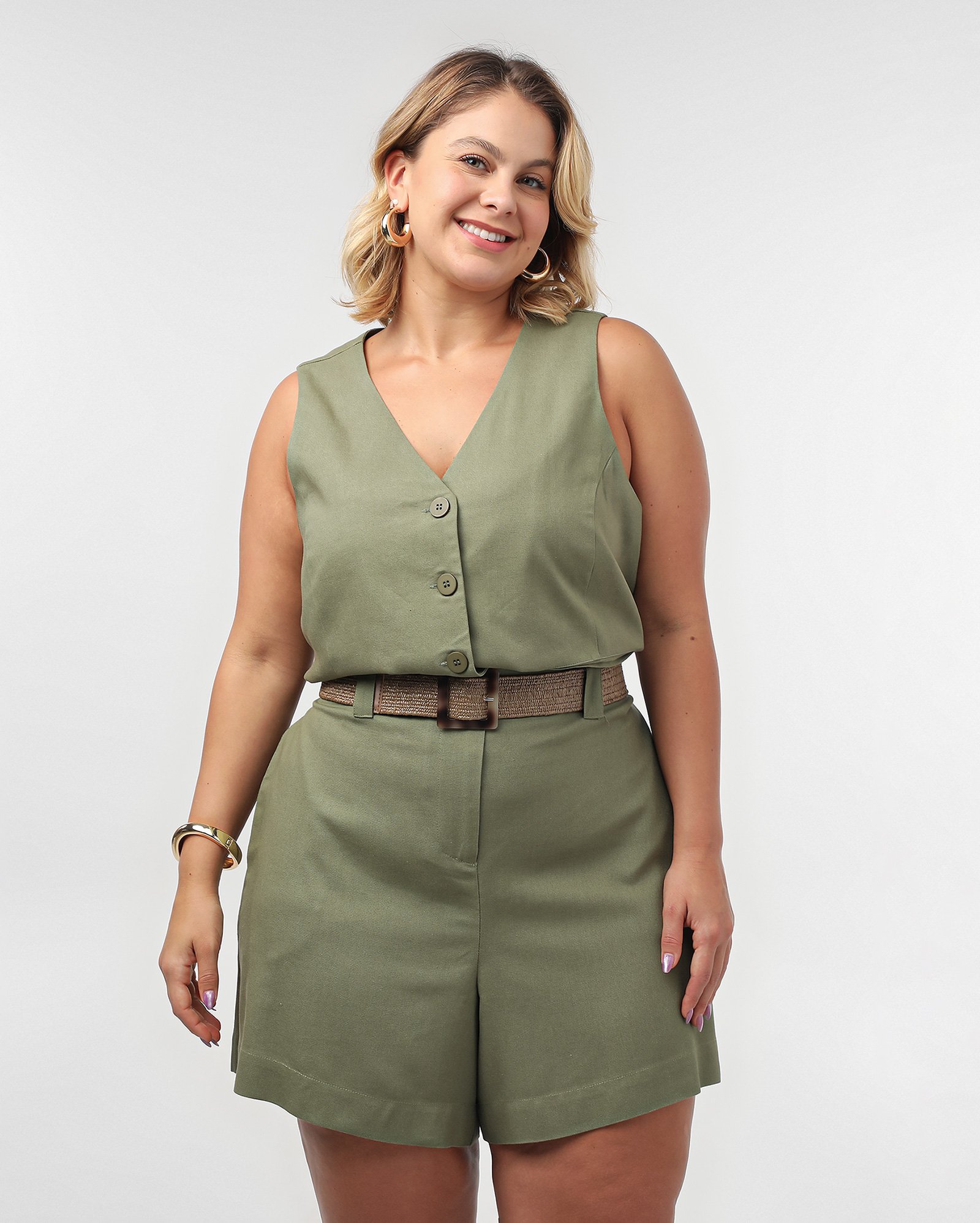 Short plus size feminino em viscolinho liso + cinto verde | AK Plus by Riachuelo