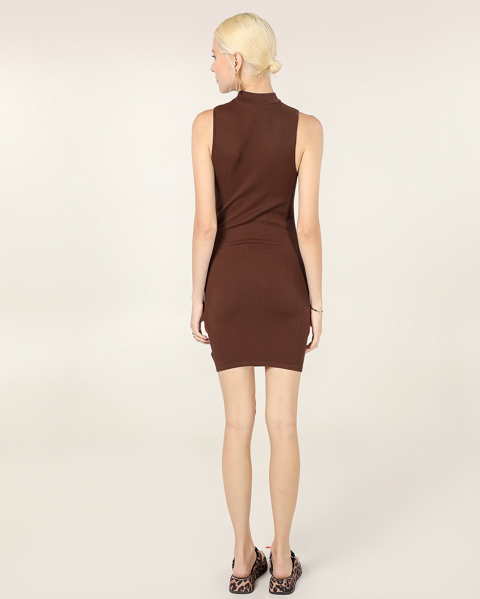 Vestido curto tubinho canelado com gola alta - Marrom