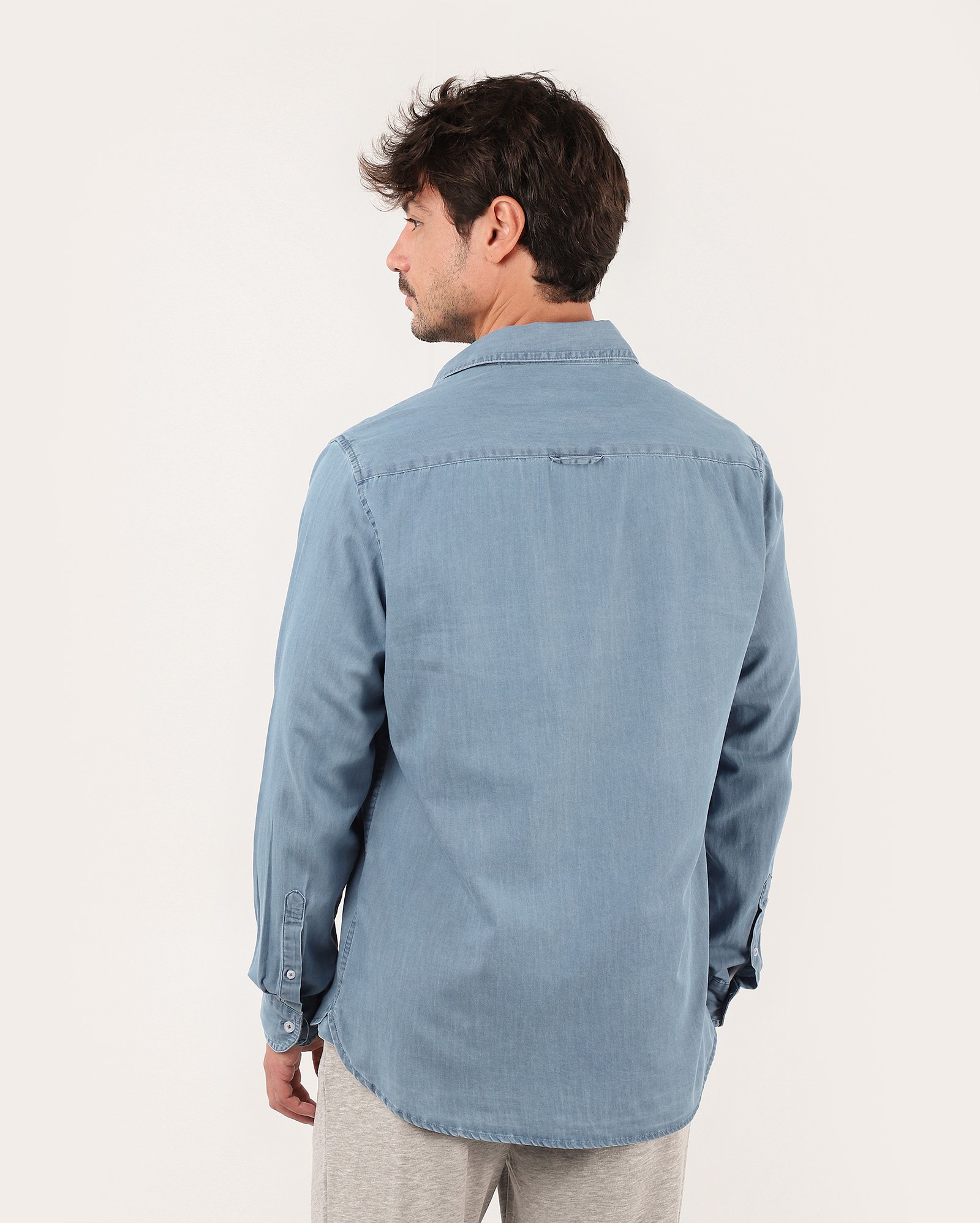 Camisa jeans masculina manga longa com bolso denim claro | Pool Jeans