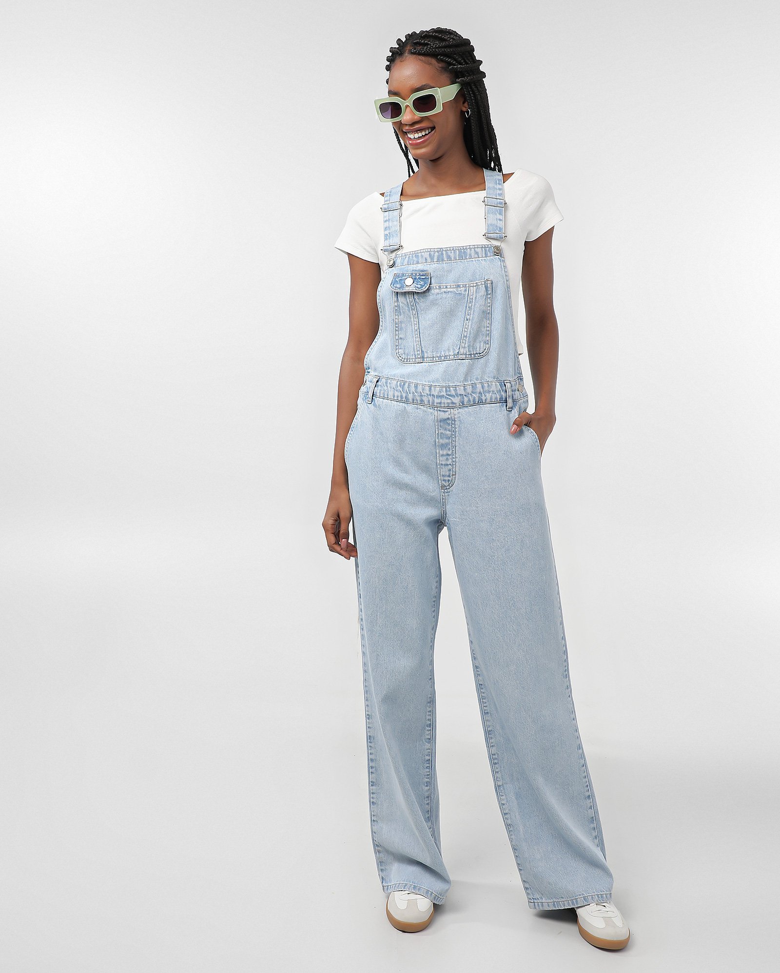 Jardineira jeans feminina reta denim claro | Pool Jeans
