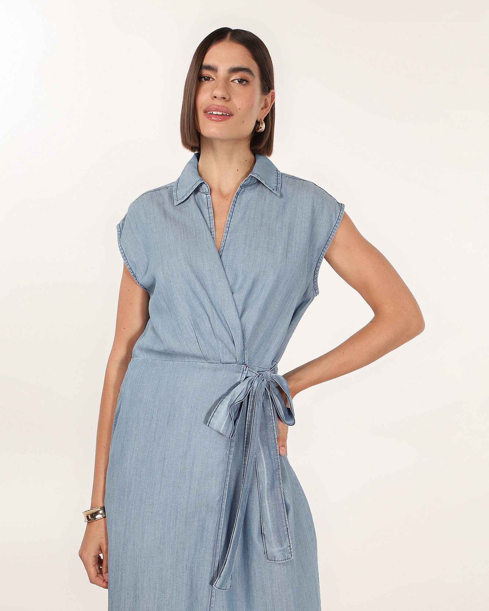 Vestido jeans midi envelope com amarração denim médio | Pool Jeans
