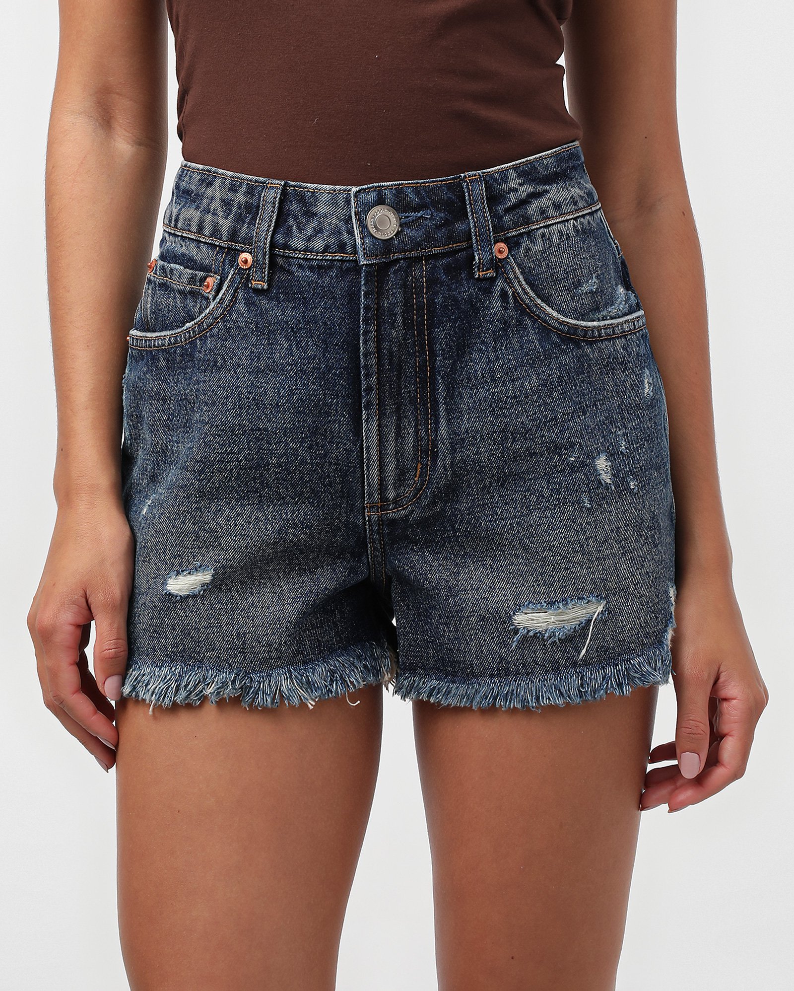 Short jeans feminino mom cintura alta puídos branco - Jeans Escuro | Pool Jeans