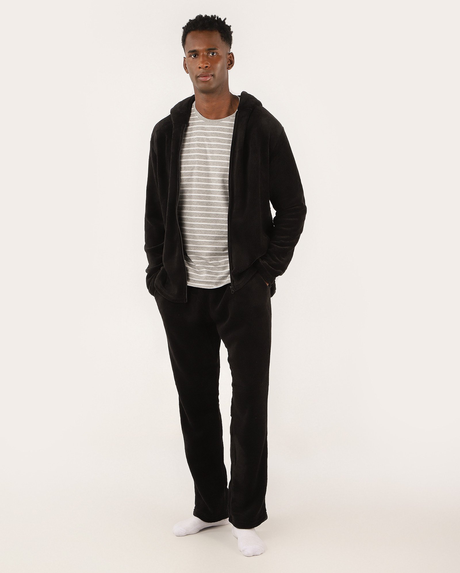 Pijama longo masculino fleece com zíper e capuz preto | Riachuelo