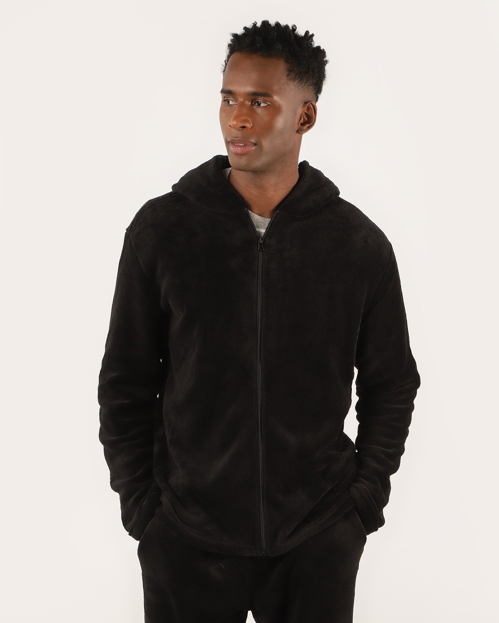 Pijama longo masculino fleece com zíper e capuz preto | Riachuelo