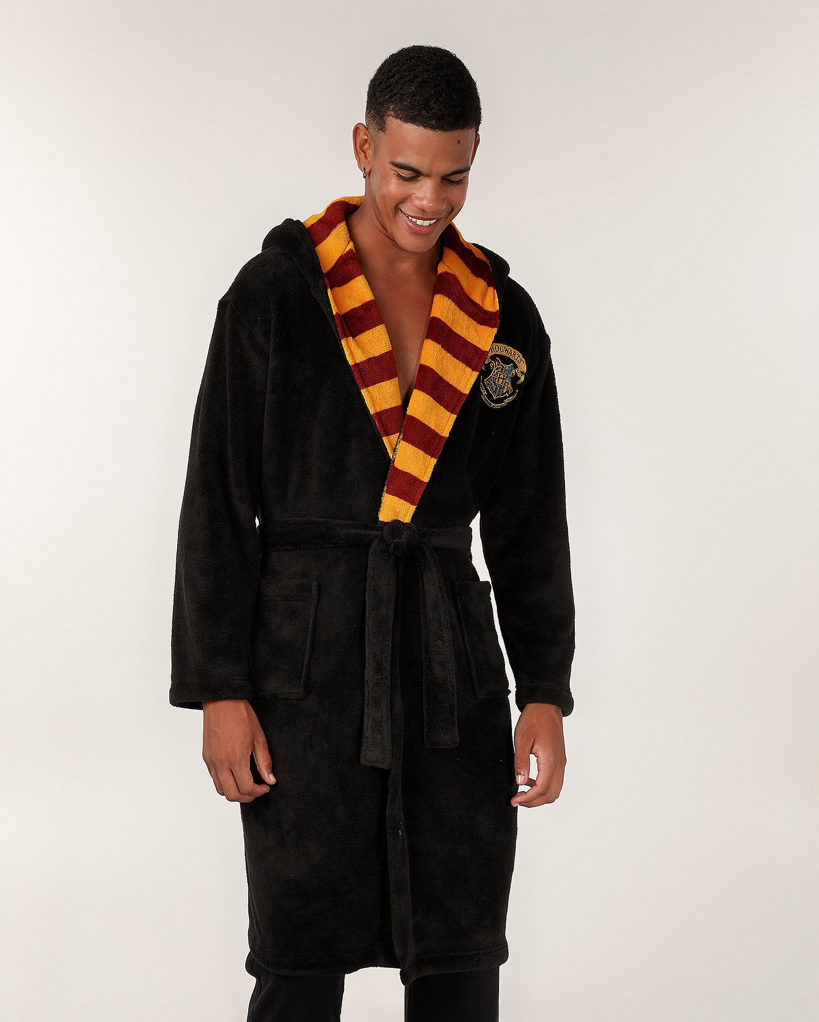Robe masculino fleece capuz Hogwarts Harry Potter preto | Warner Bros.