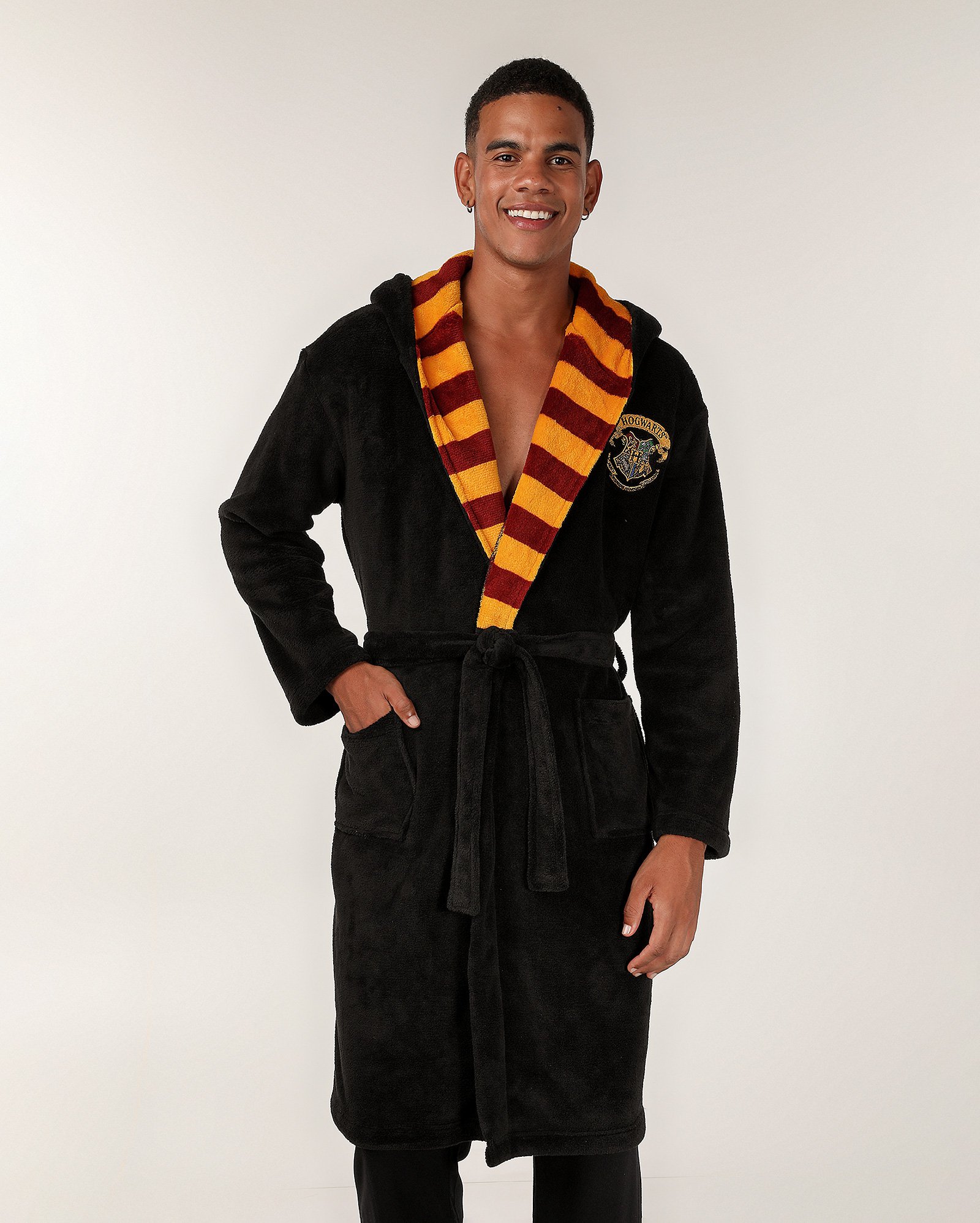 Robe masculino fleece capuz Hogwarts Harry Potter preto | Warner Bros.
