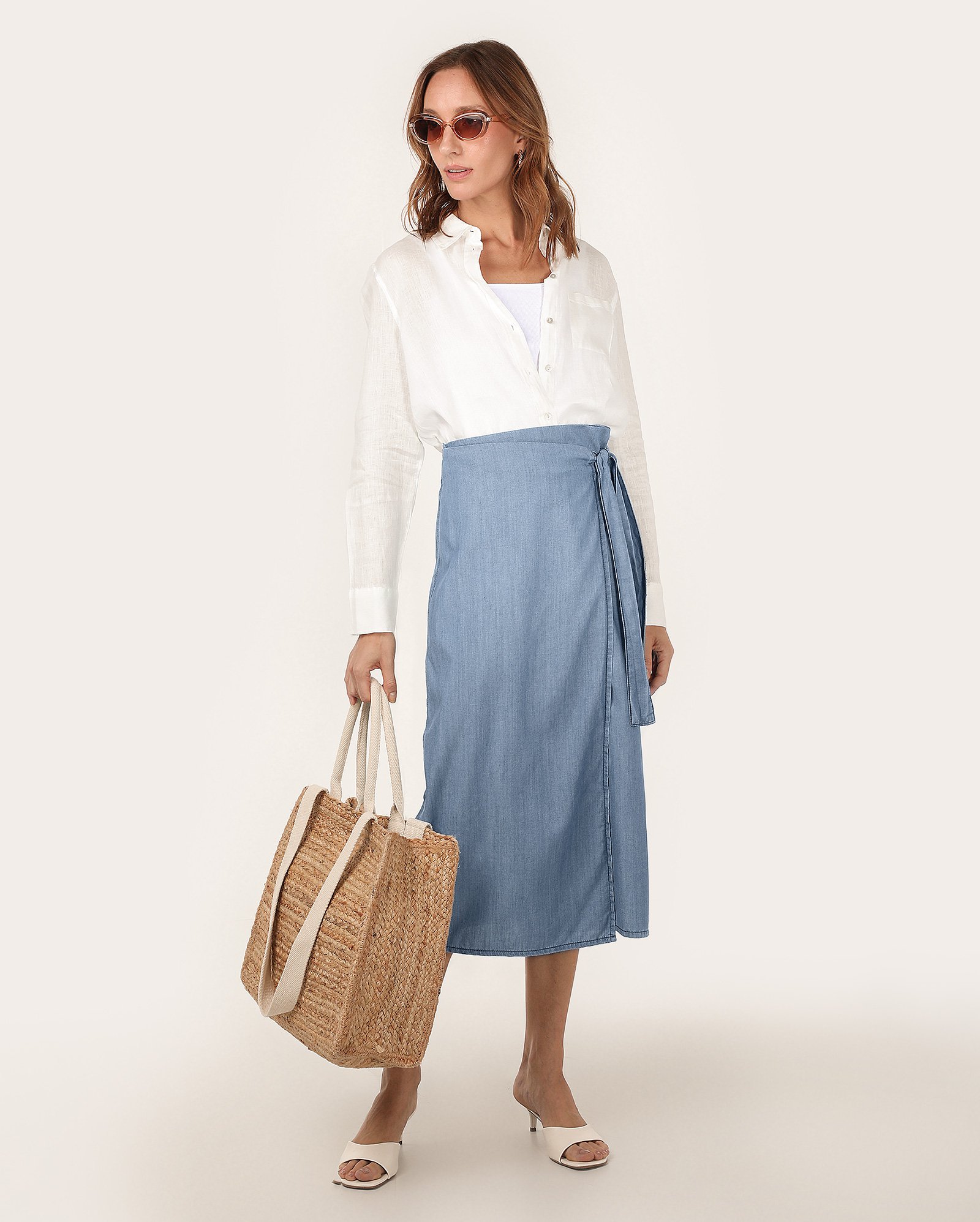 Saia jeans midi reta transpassada com amarração denim médio - Jeans Médio | AK by Riachuelo