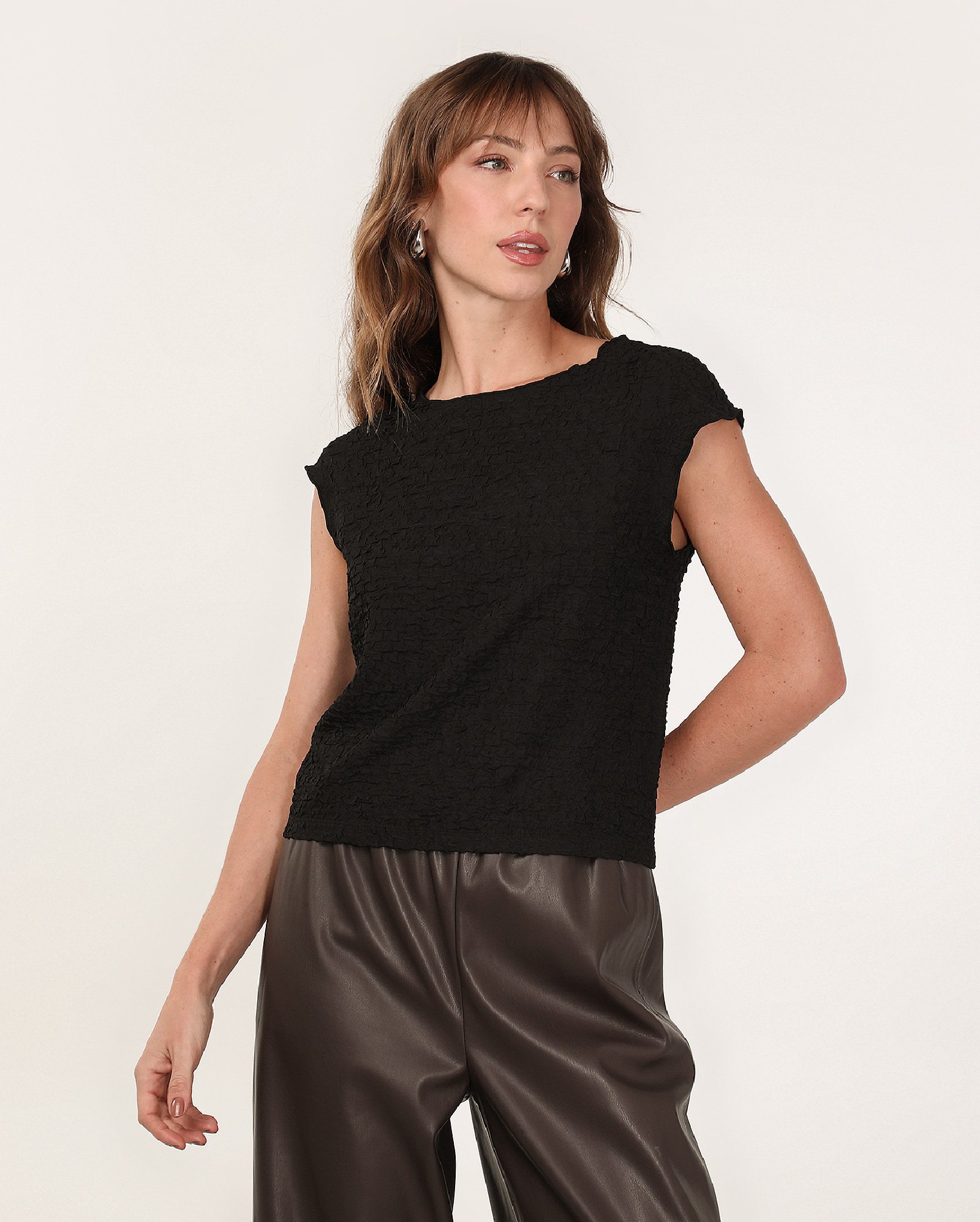 Blusa feminina ampla muscle tee texturizada preta — foto 2