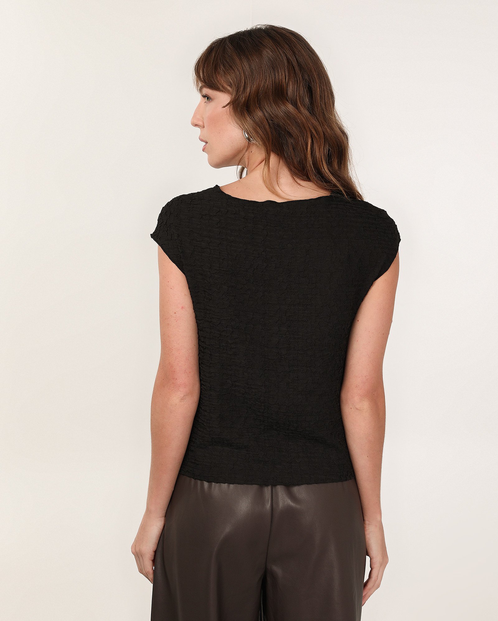 Blusa feminina ampla muscle tee texturizada preta — foto 6