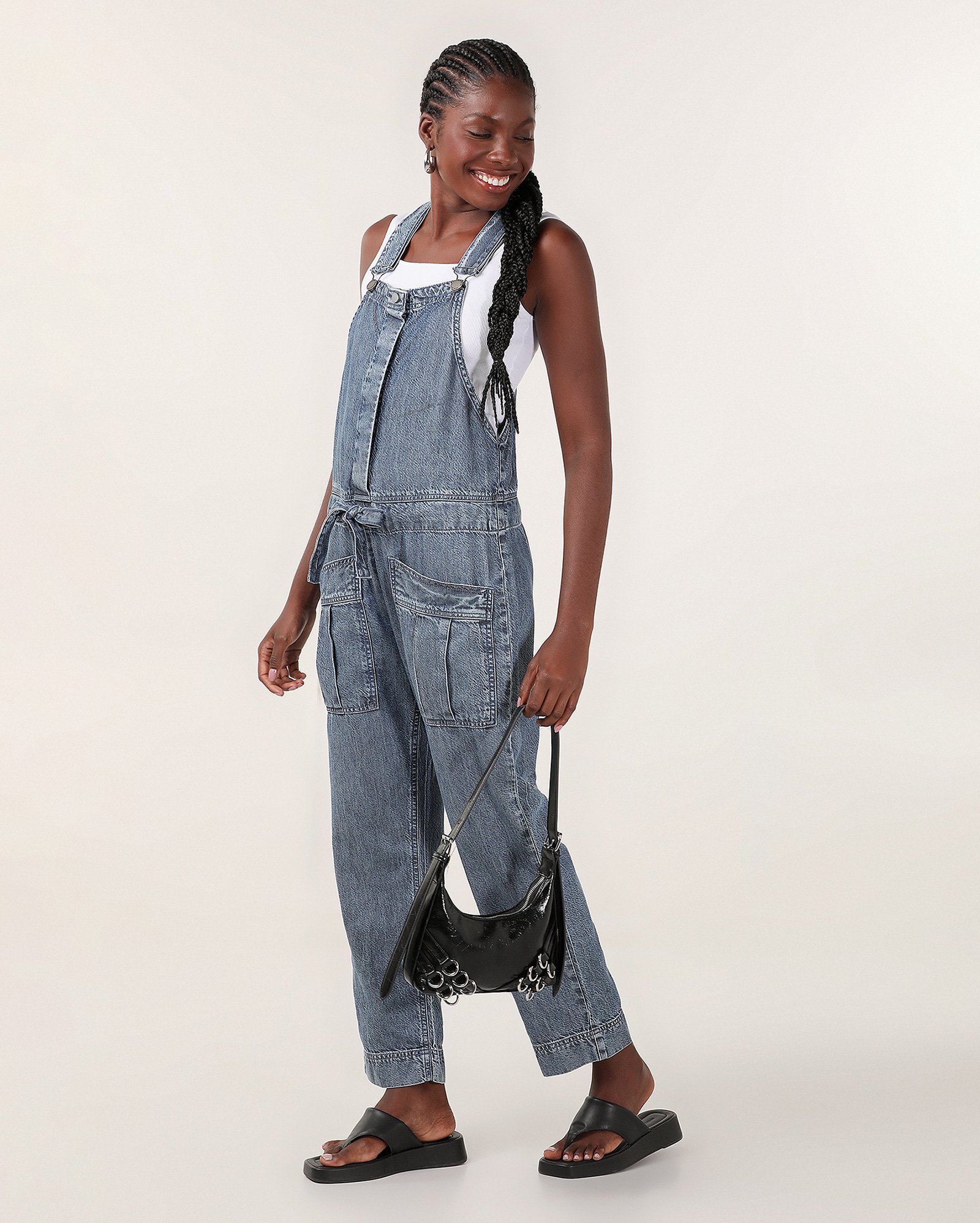 Jardineira jeans feminina reta com amarração denim médio | Pool Jeans