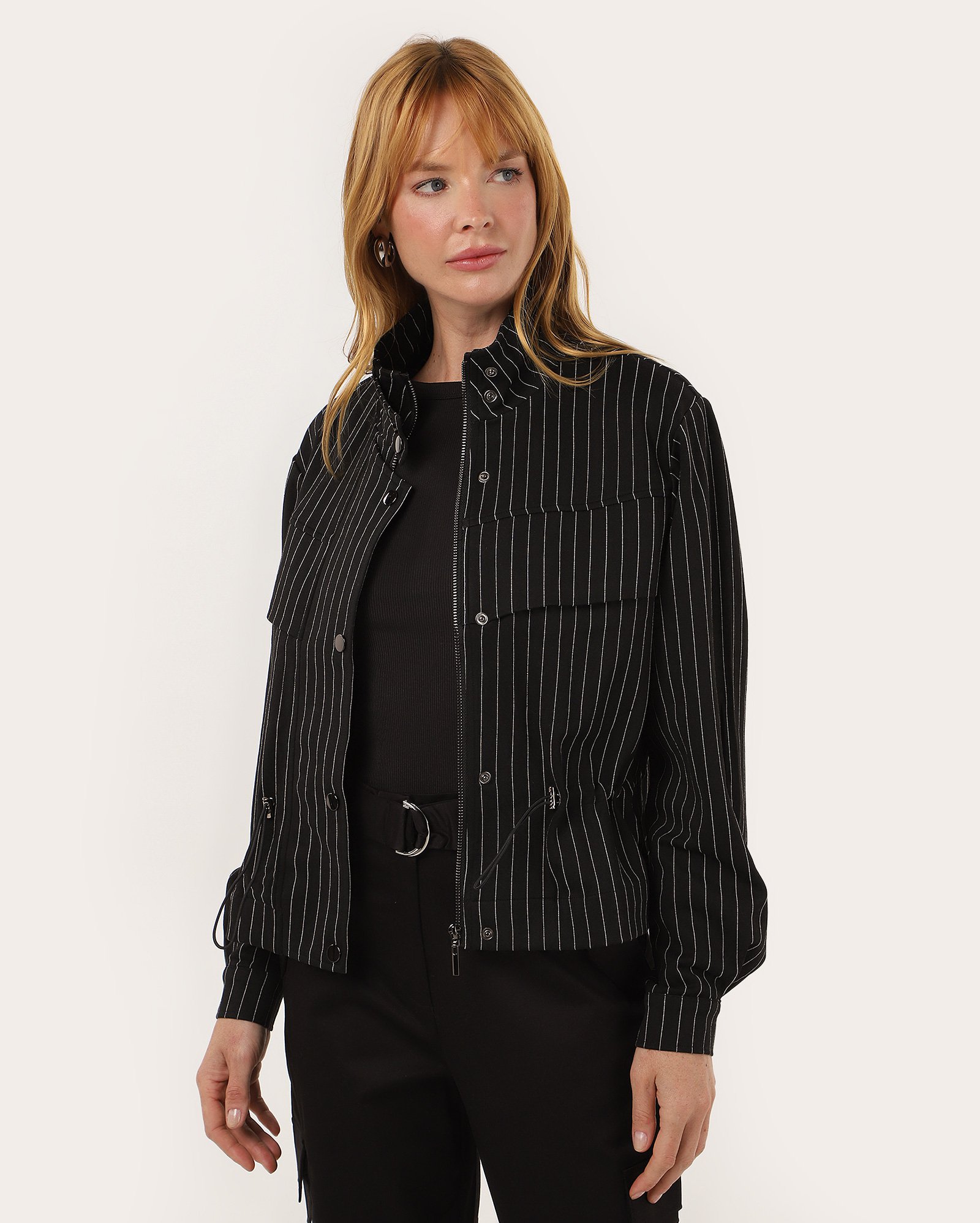 Jaqueta feminina em viscose gola alta com ajuste - Preto