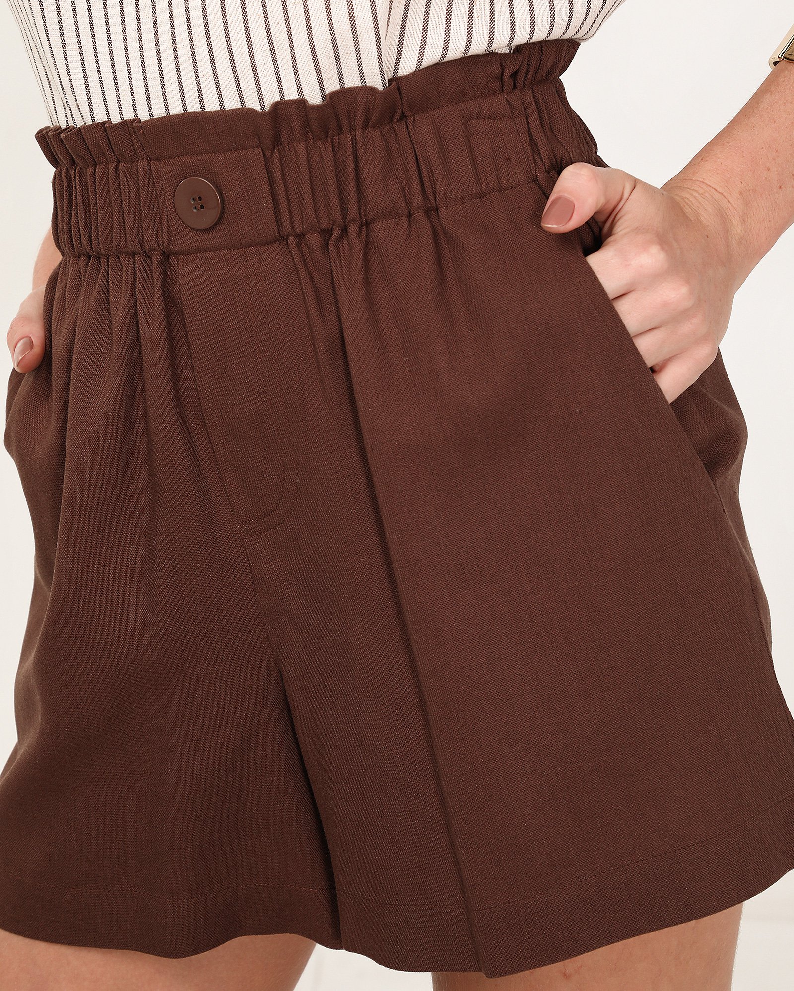 Short feminino Tina clochard em viscolinho com bolsos - Marrom | AK by Riachuelo