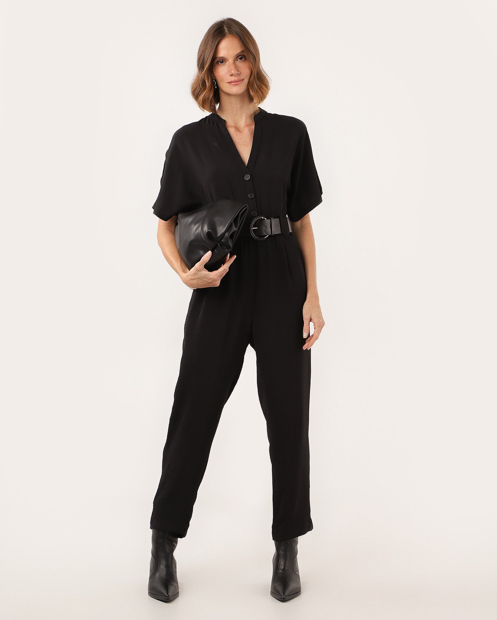 Macacão feminino texturizado com decote v e maxi cinto - Preto
