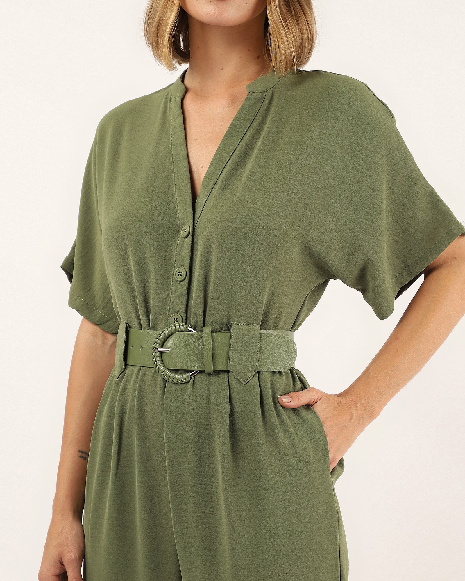Macacão feminino texturizado com decote v e maxi cinto - Verde Musgo
