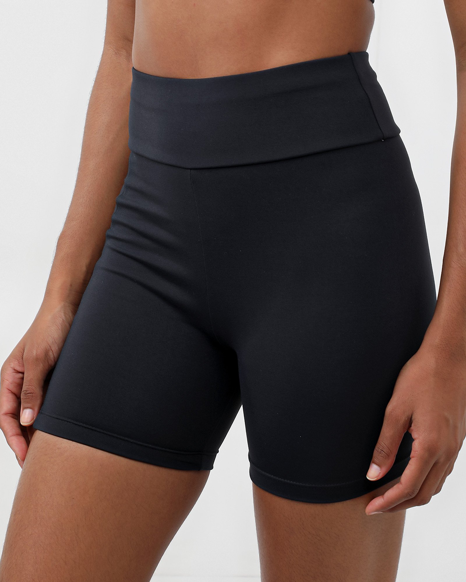 Bermuda esportiva feminina poliamida com bolso - Preto | BodyWork