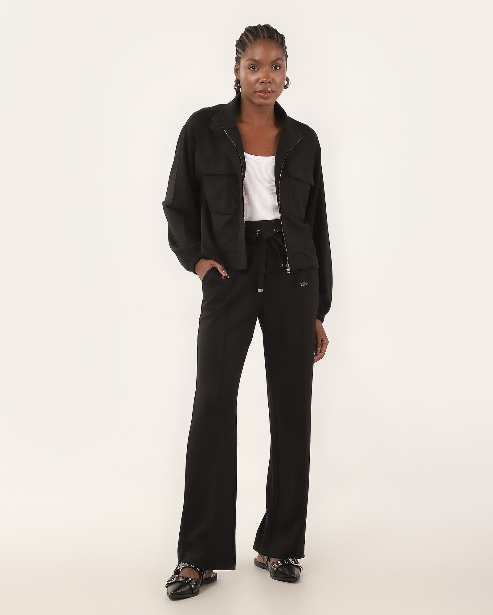 Jaqueta feminina em modal com bolsos cargo - Preto