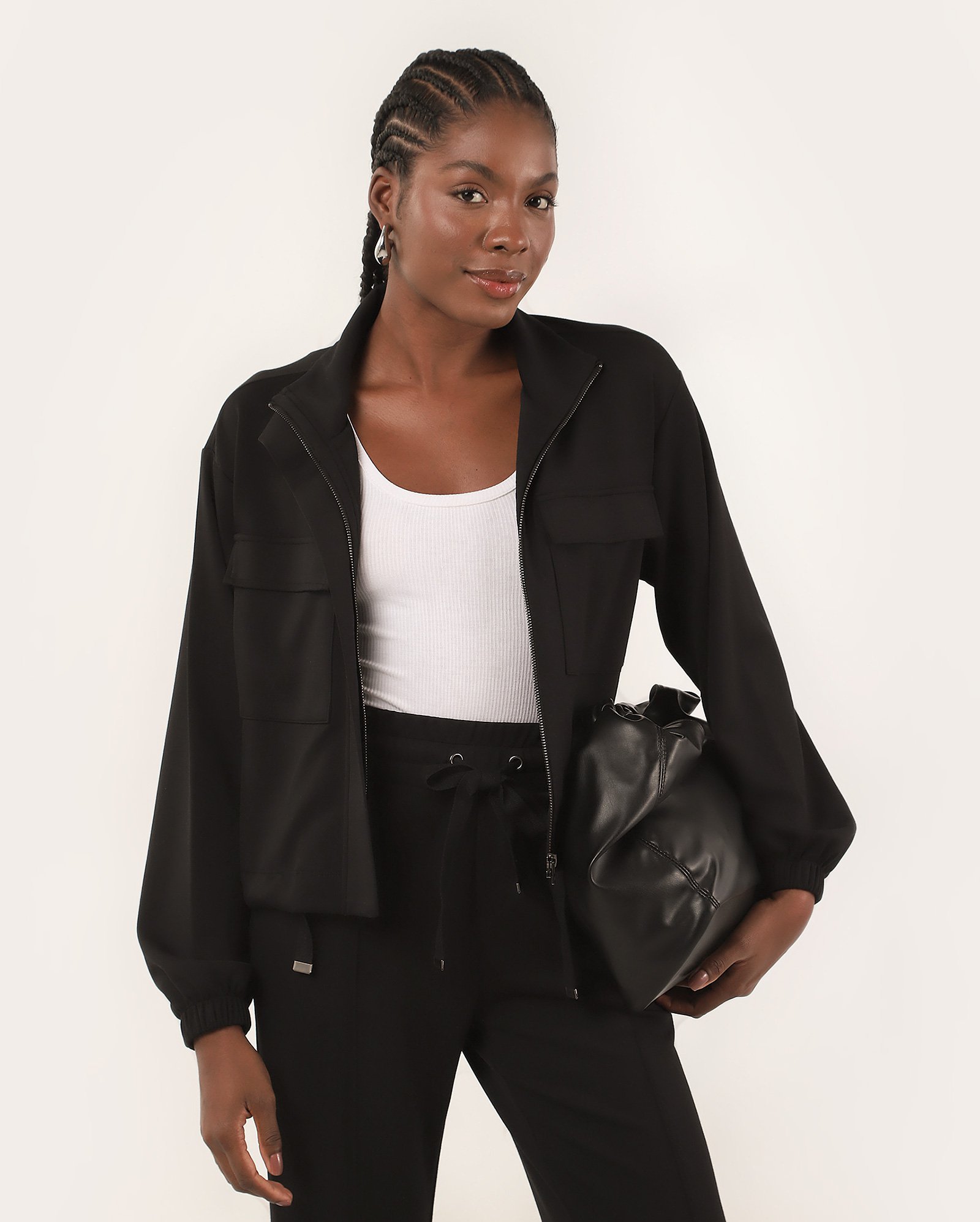 Jaqueta feminina em modal com bolsos cargo - Preto