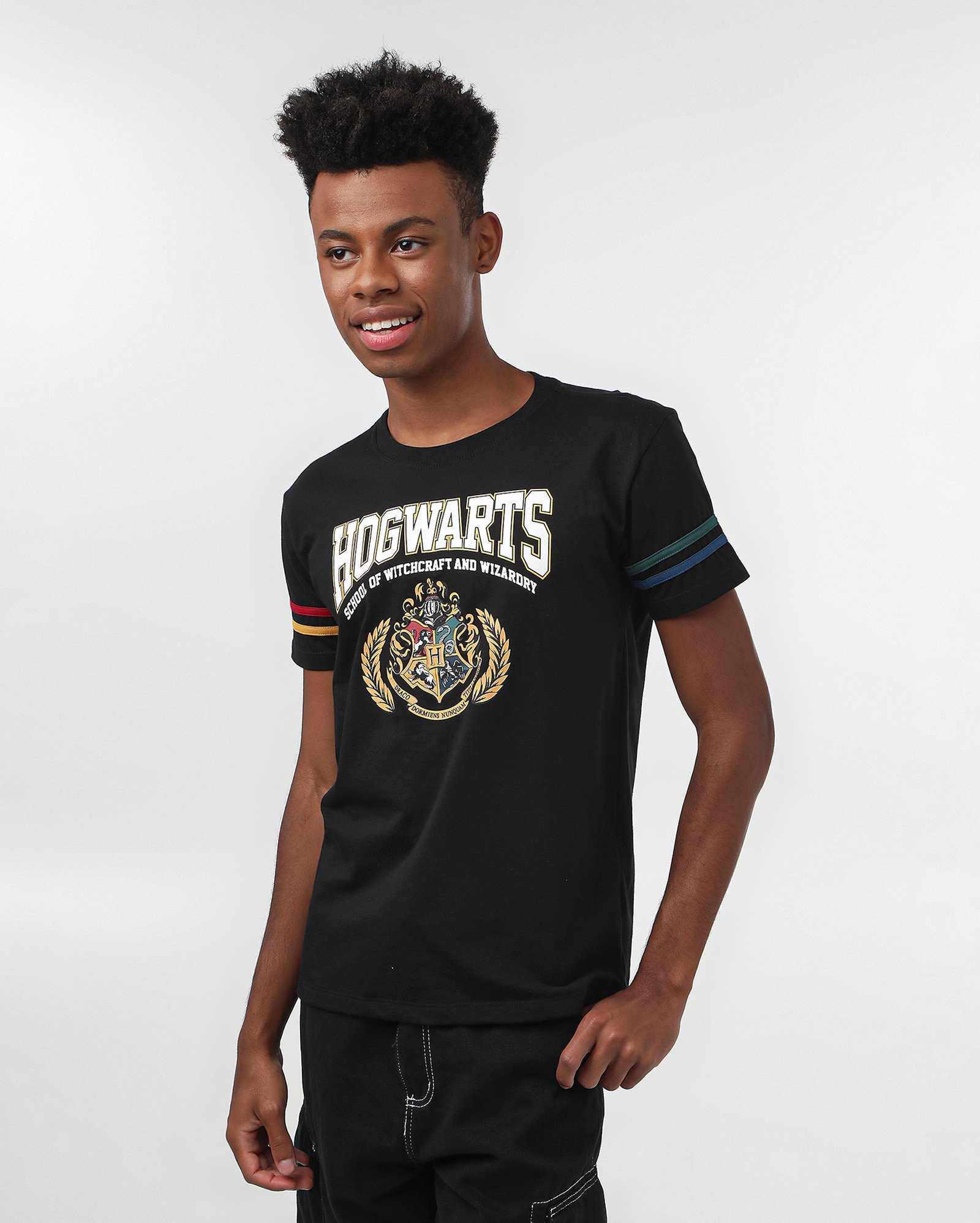 Camiseta juvenil manga curta Hogwarts preta | FANLAB