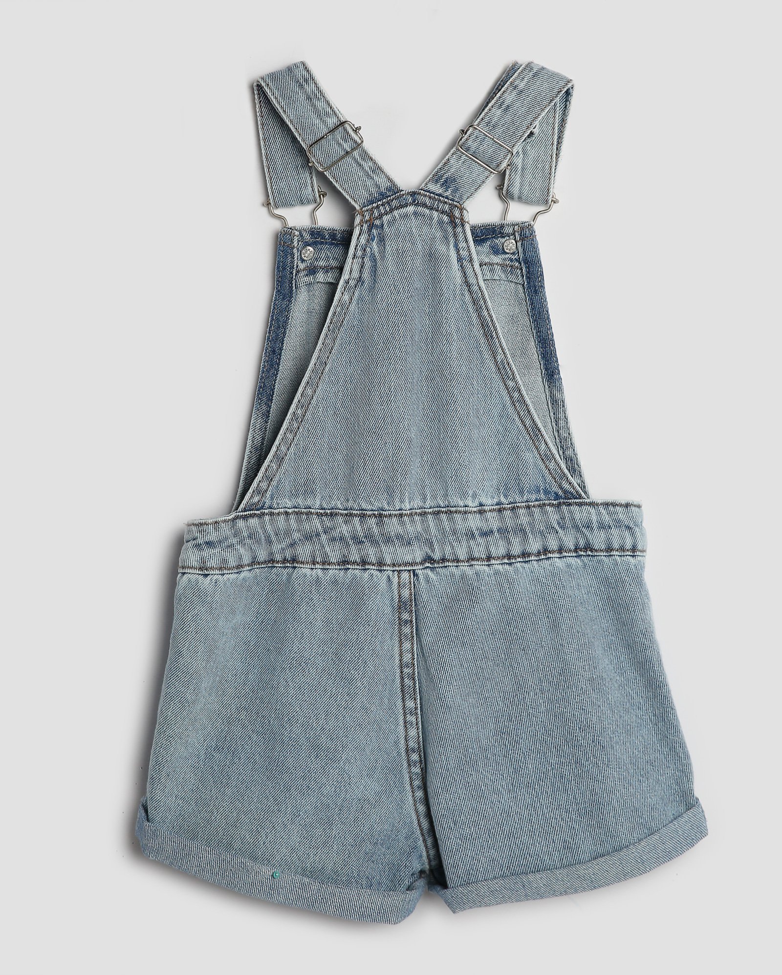 Jardineira jeans infantil estrela com tachas 4-10A denim claro | Pool Kids