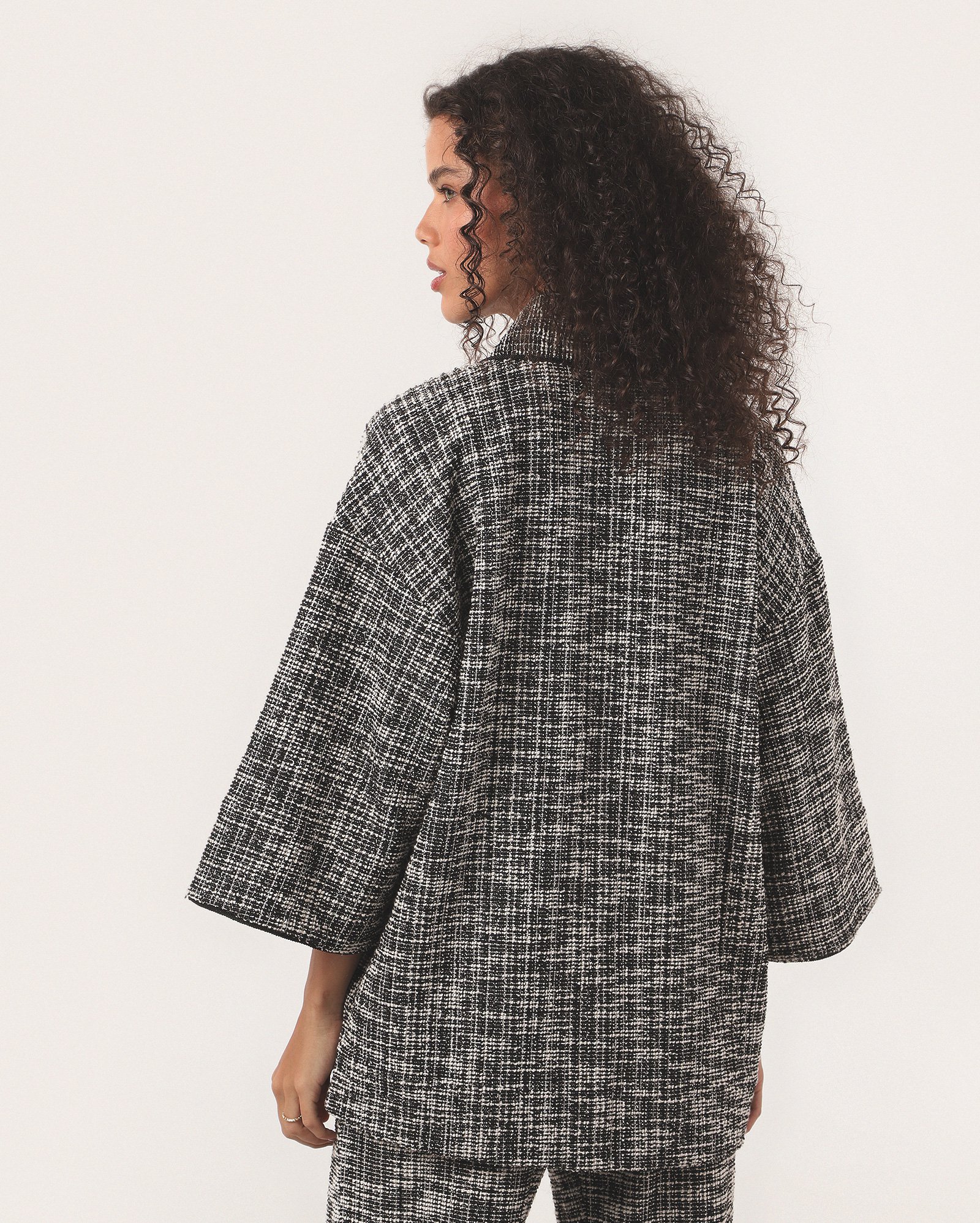 Kimono feminino em tecido bouclé manga ampla - Preto | Missinclof + Riachuelo
